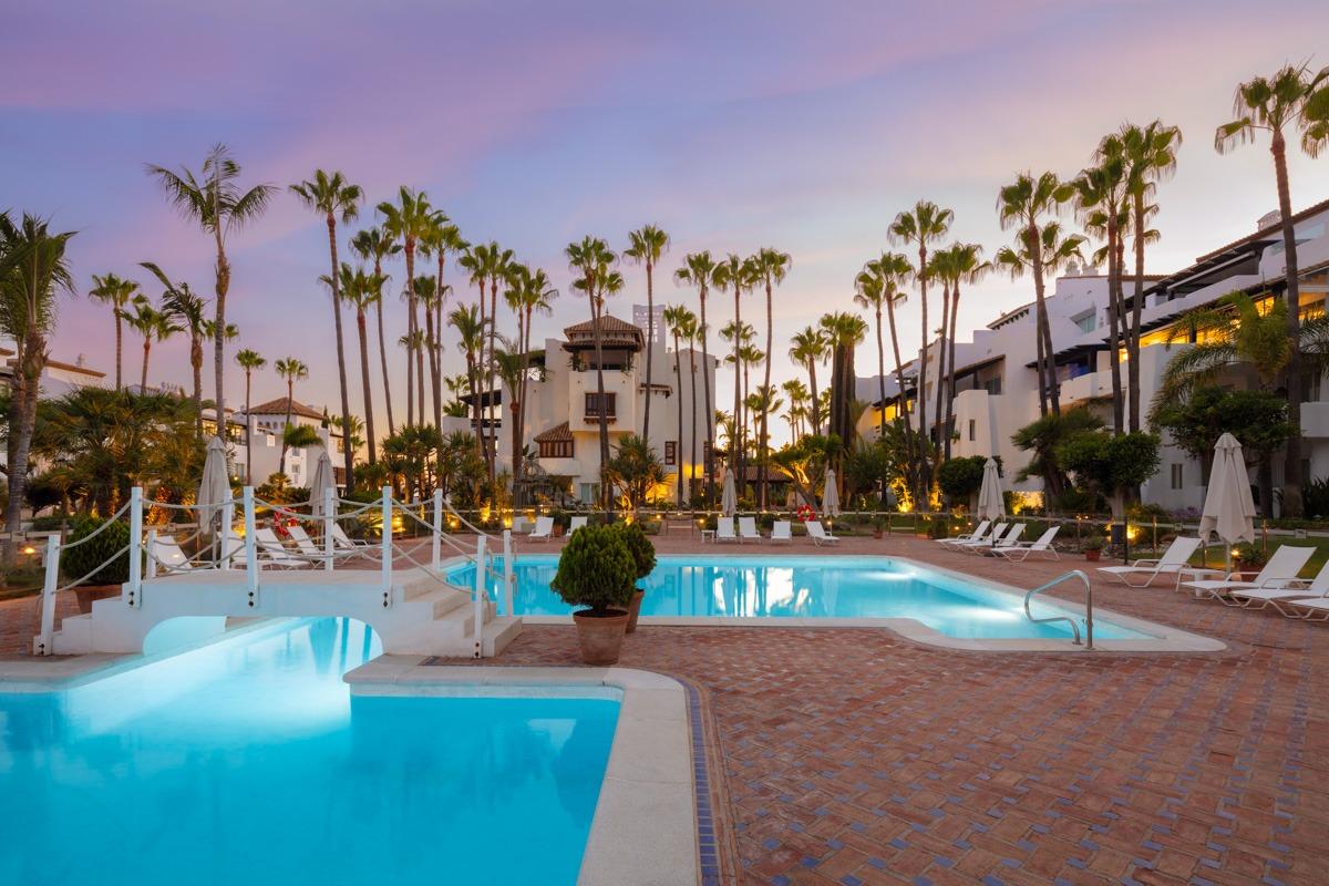 Moderno apartamento en Puente Romano, Marbella