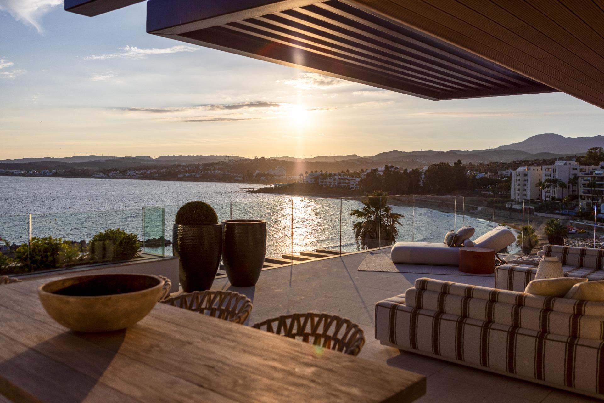 Promoción de viviendas de lujo en primera línea de mar, en Estepona