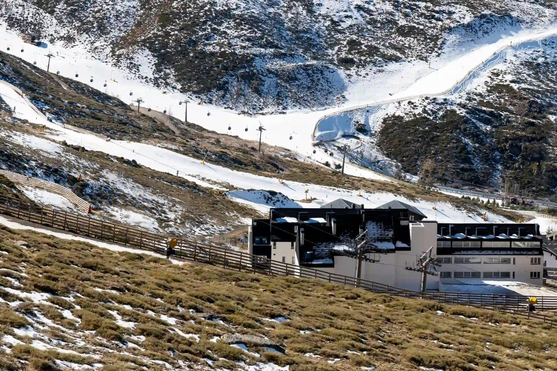 Promoción de 20 estudios y apartamentos en Sierra Nevada