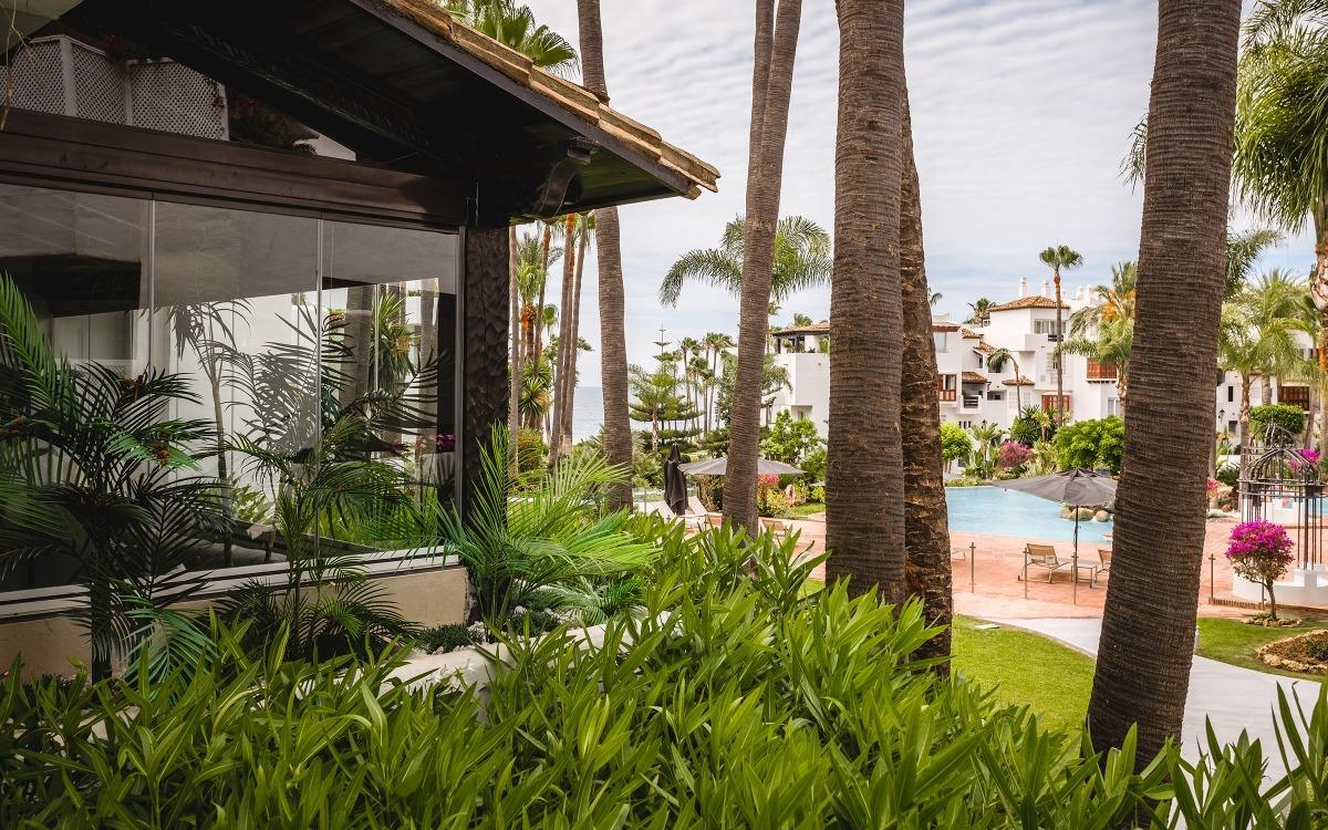 Apartamento en 1ª línea de playa en la Milla de Oro de Marbella
