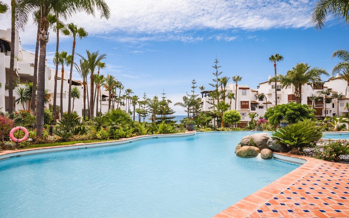 Apartamento en 1ª línea de playa en la Milla de Oro de Marbella