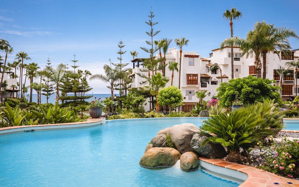 Apartamento en 1ª línea de playa en la Milla de Oro de Marbella