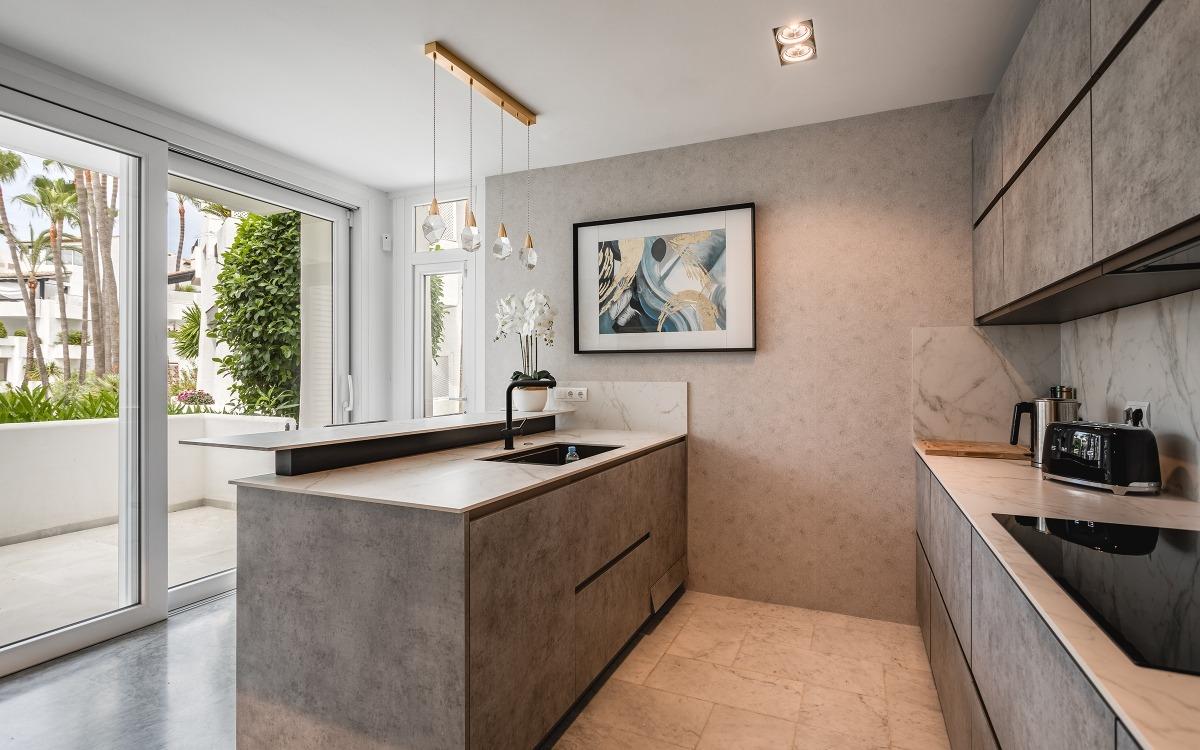 Apartamento en 1ª línea de playa en la Milla de Oro de Marbella