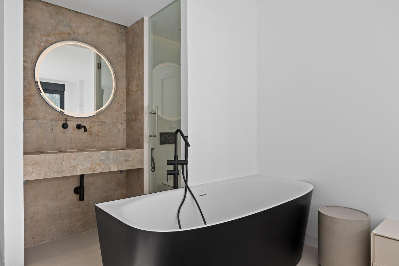 Ático dúplex con jacuzzi privado en El Paraíso, Estepona