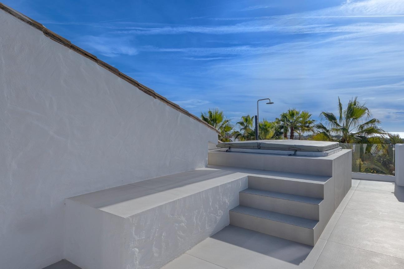 Ático dúplex con jacuzzi privado en El Paraíso, Estepona
