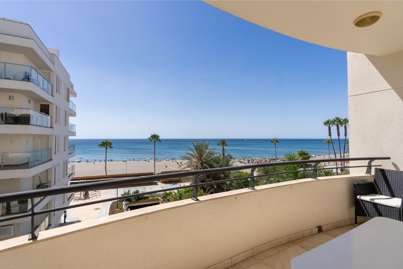 Vivienda con vistas frontales al mar en Estepona centro