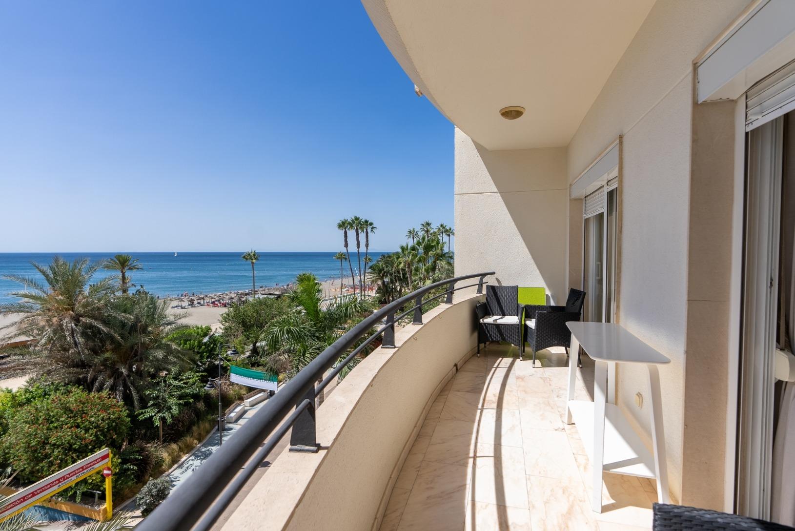 Vivienda con vistas frontales al mar en Estepona centro