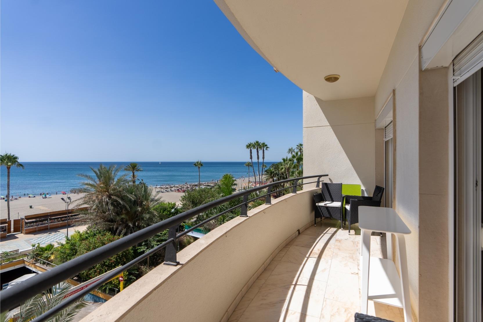 Vivienda con vistas frontales al mar en Estepona centro