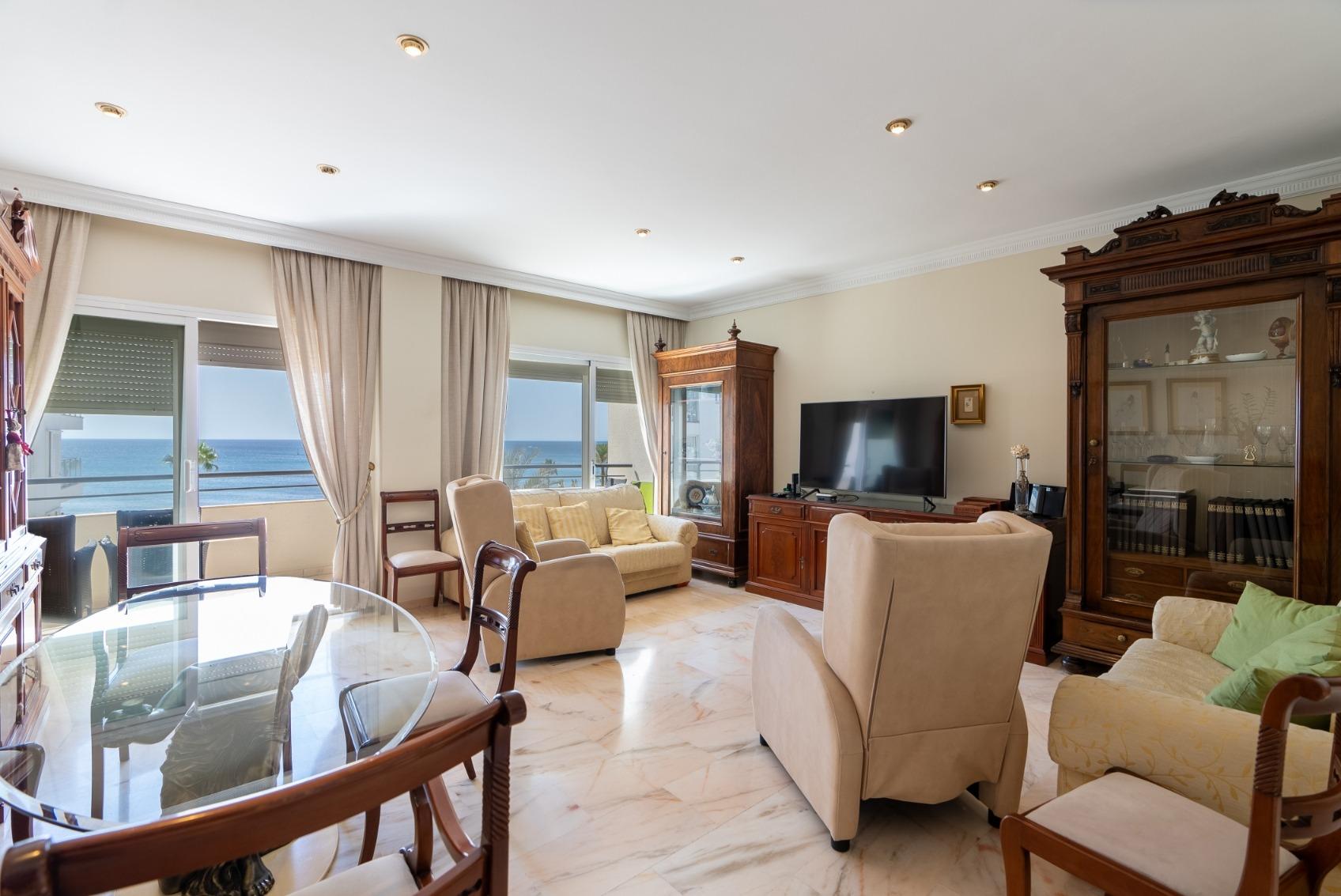 Vivienda con vistas frontales al mar en Estepona centro