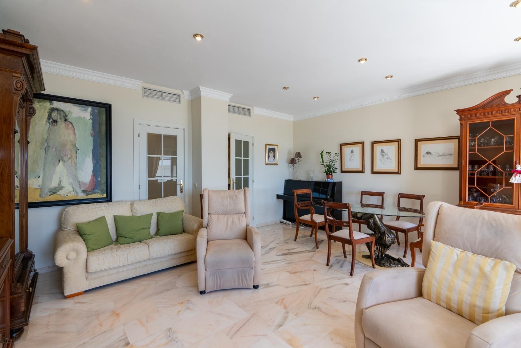 Vivienda con vistas frontales al mar en Estepona centro