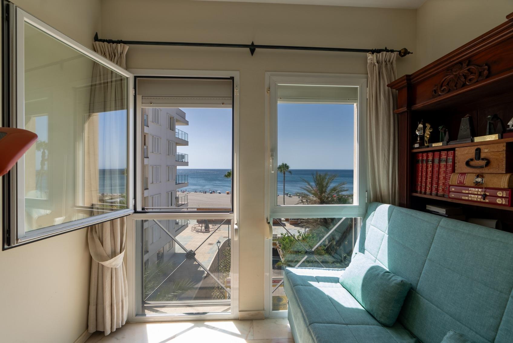 Vivienda con vistas frontales al mar en Estepona centro