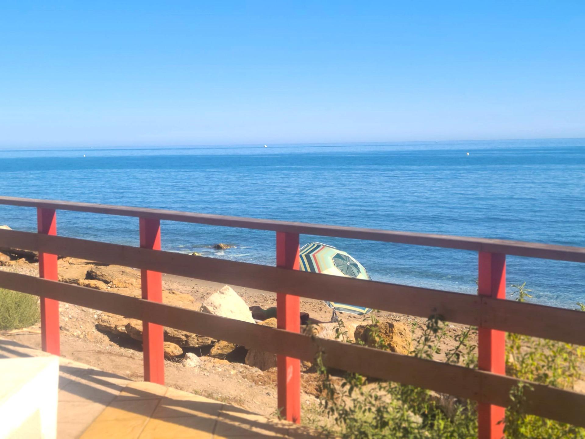 Apartamento en primera línea de playa en Calahonda