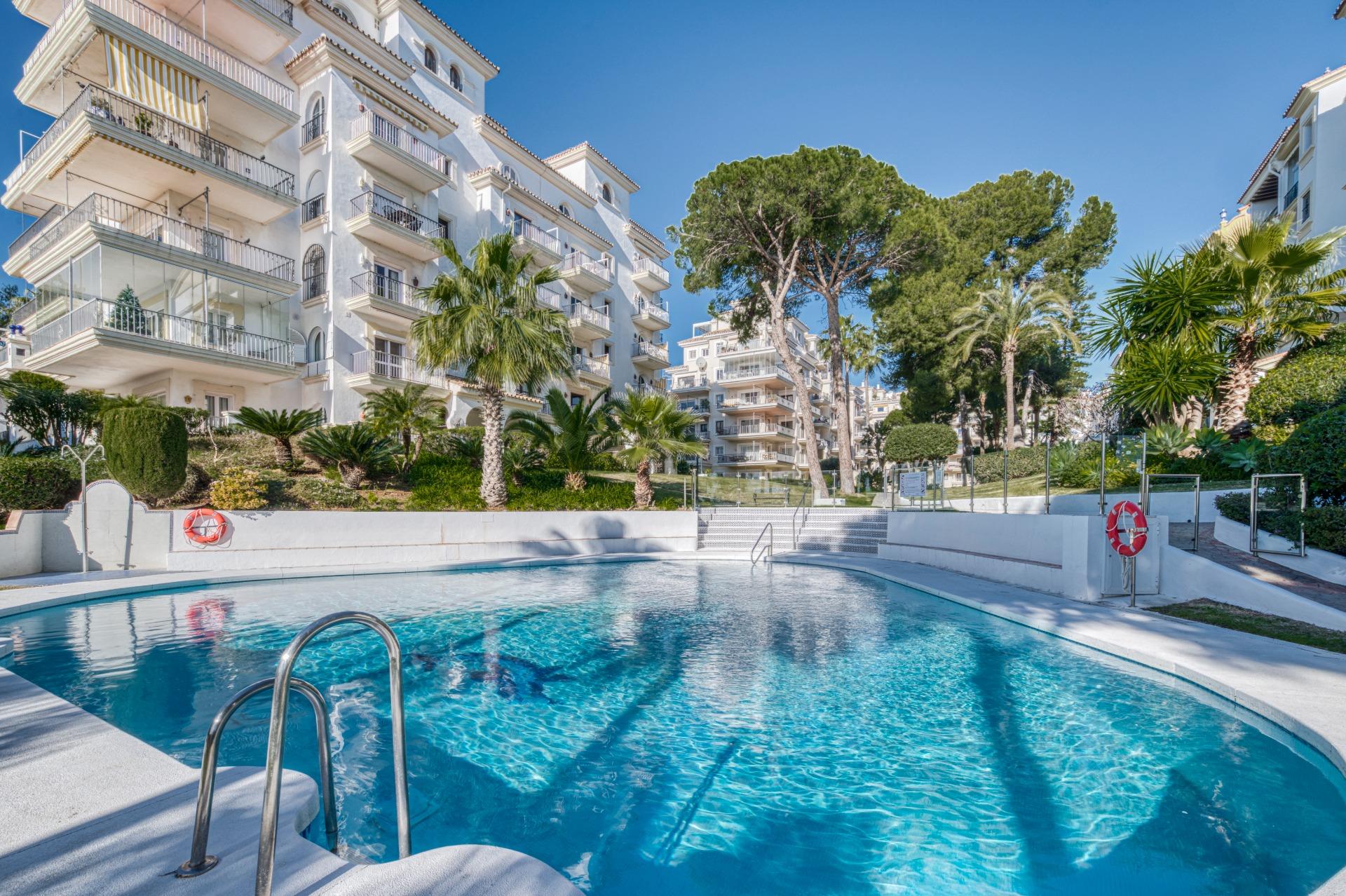 Apartamento renovado en primera línea de playa en Puerto Banús
