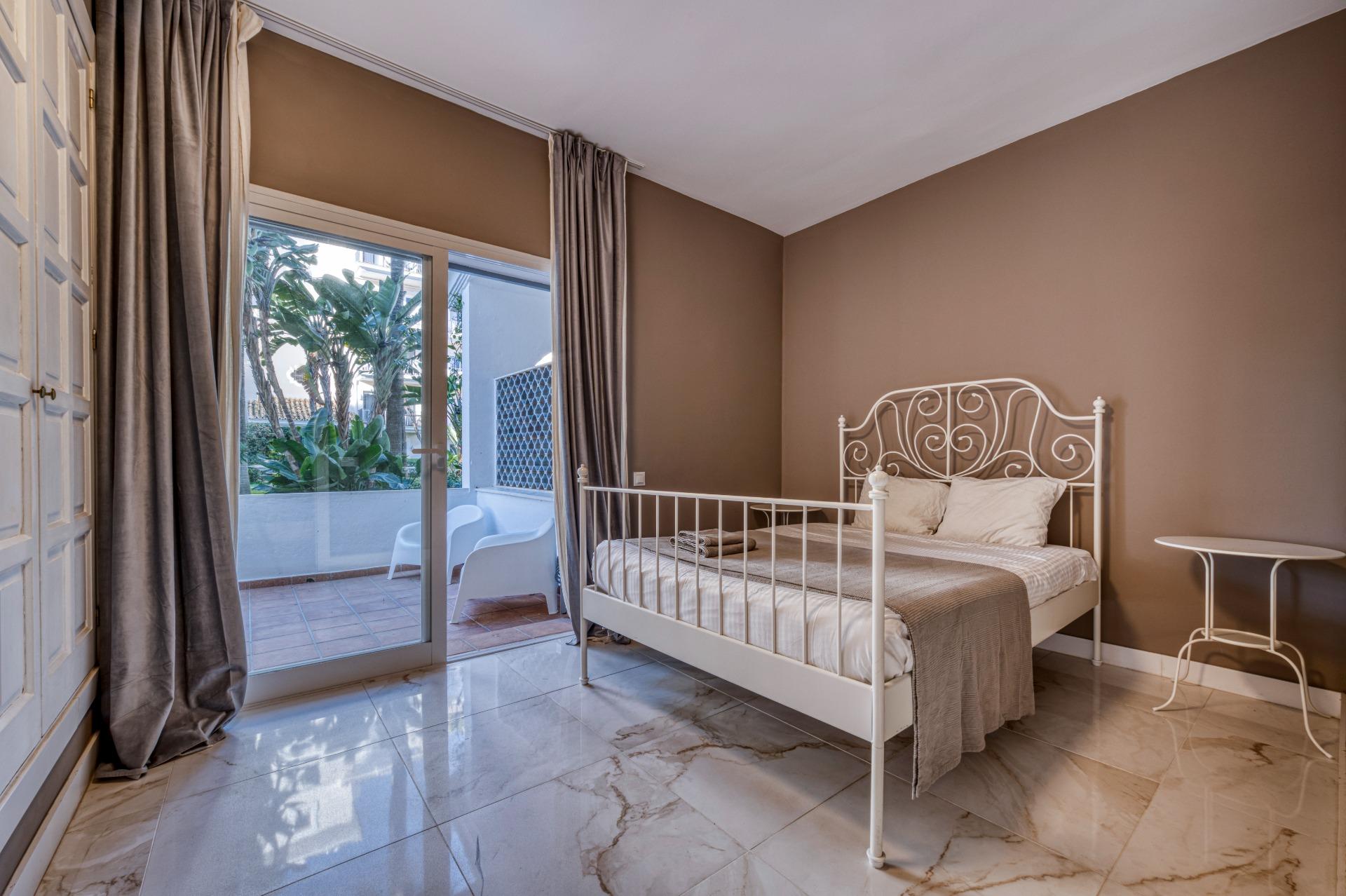 Apartamento renovado en primera línea de playa en Puerto Banús