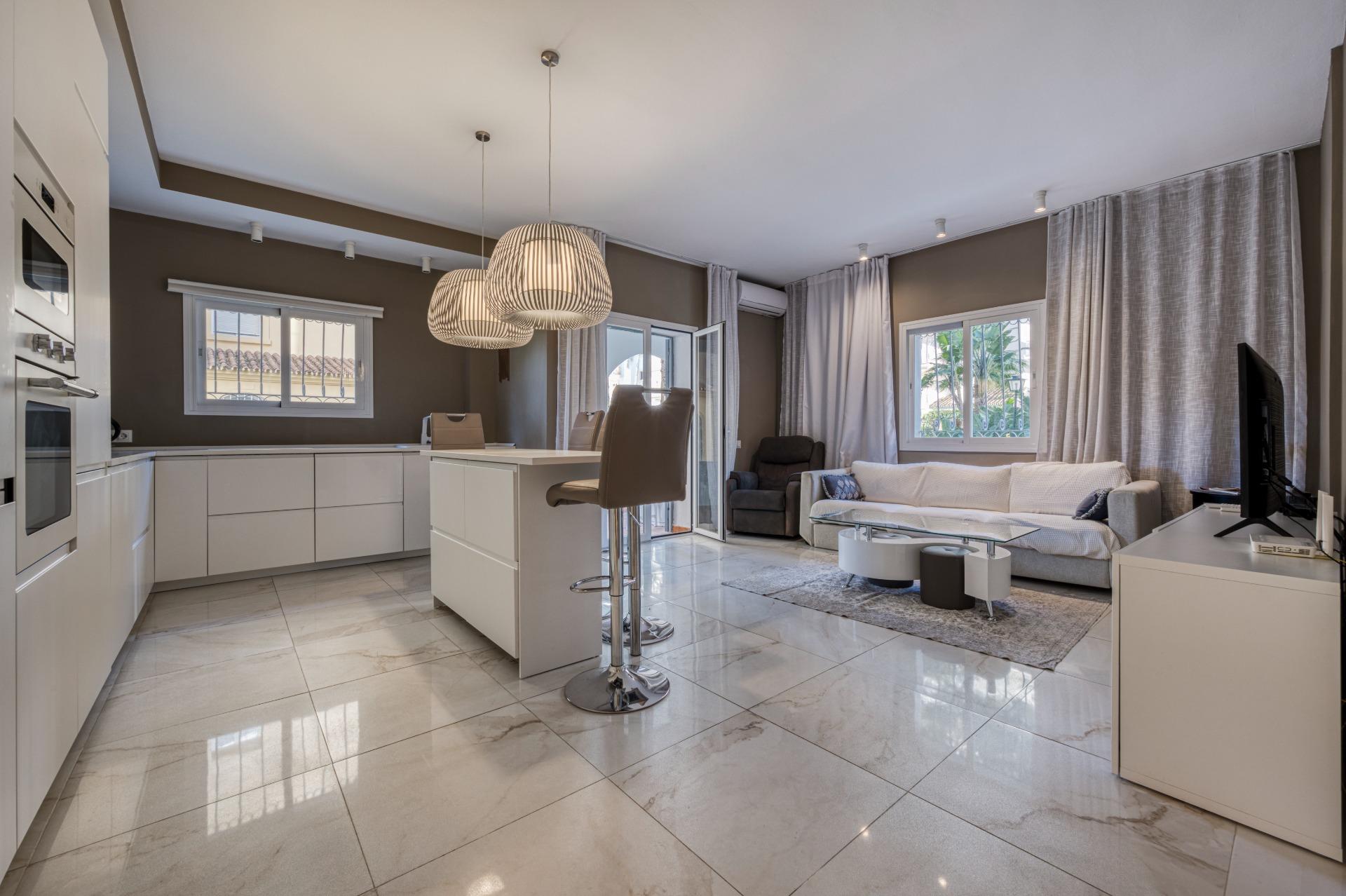 Apartamento renovado en primera línea de playa en Puerto Banús