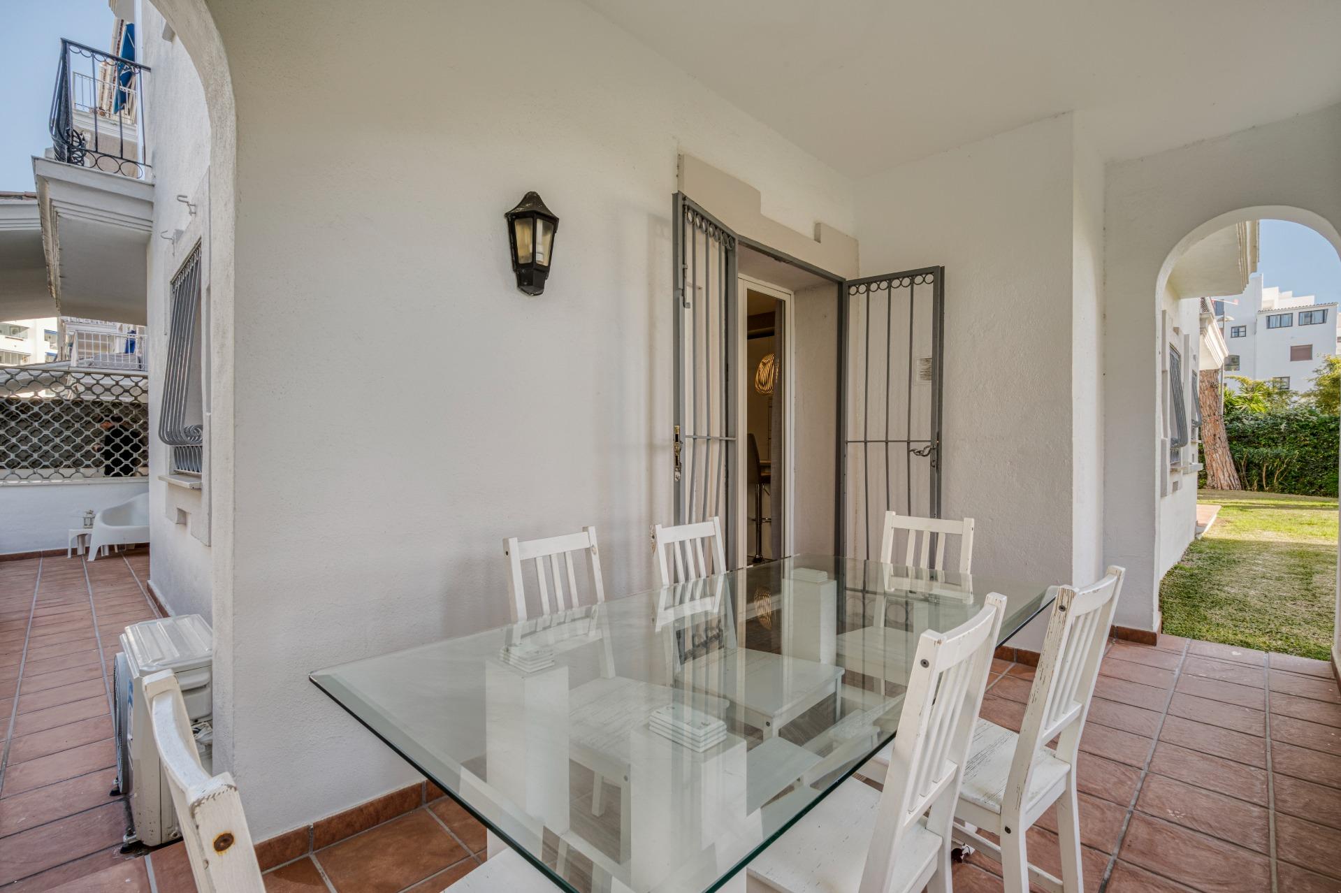 Apartamento renovado en primera línea de playa en Puerto Banús