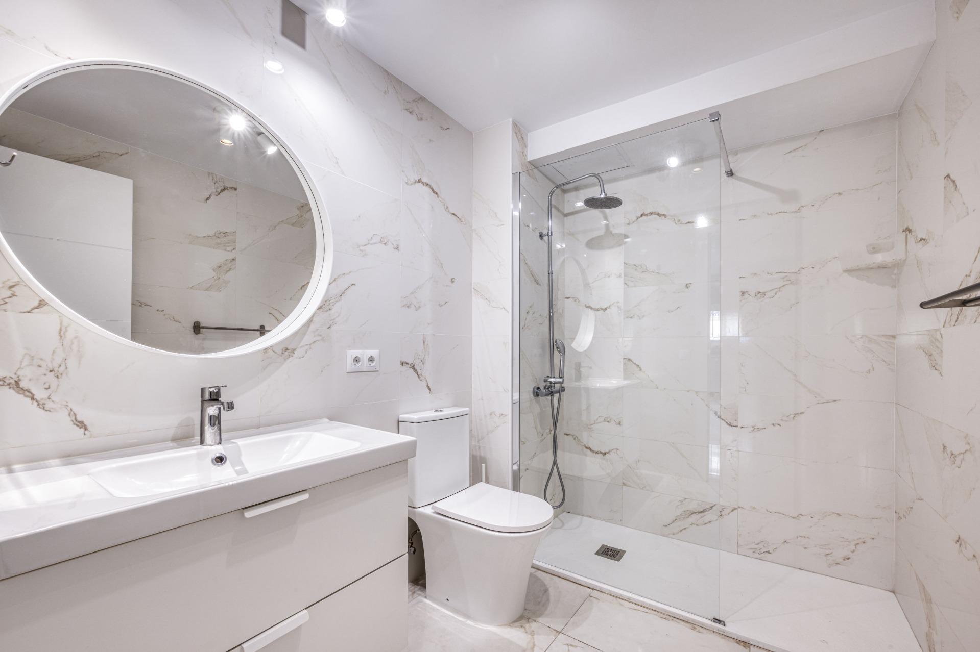 Apartamento renovado en primera línea de playa en Puerto Banús