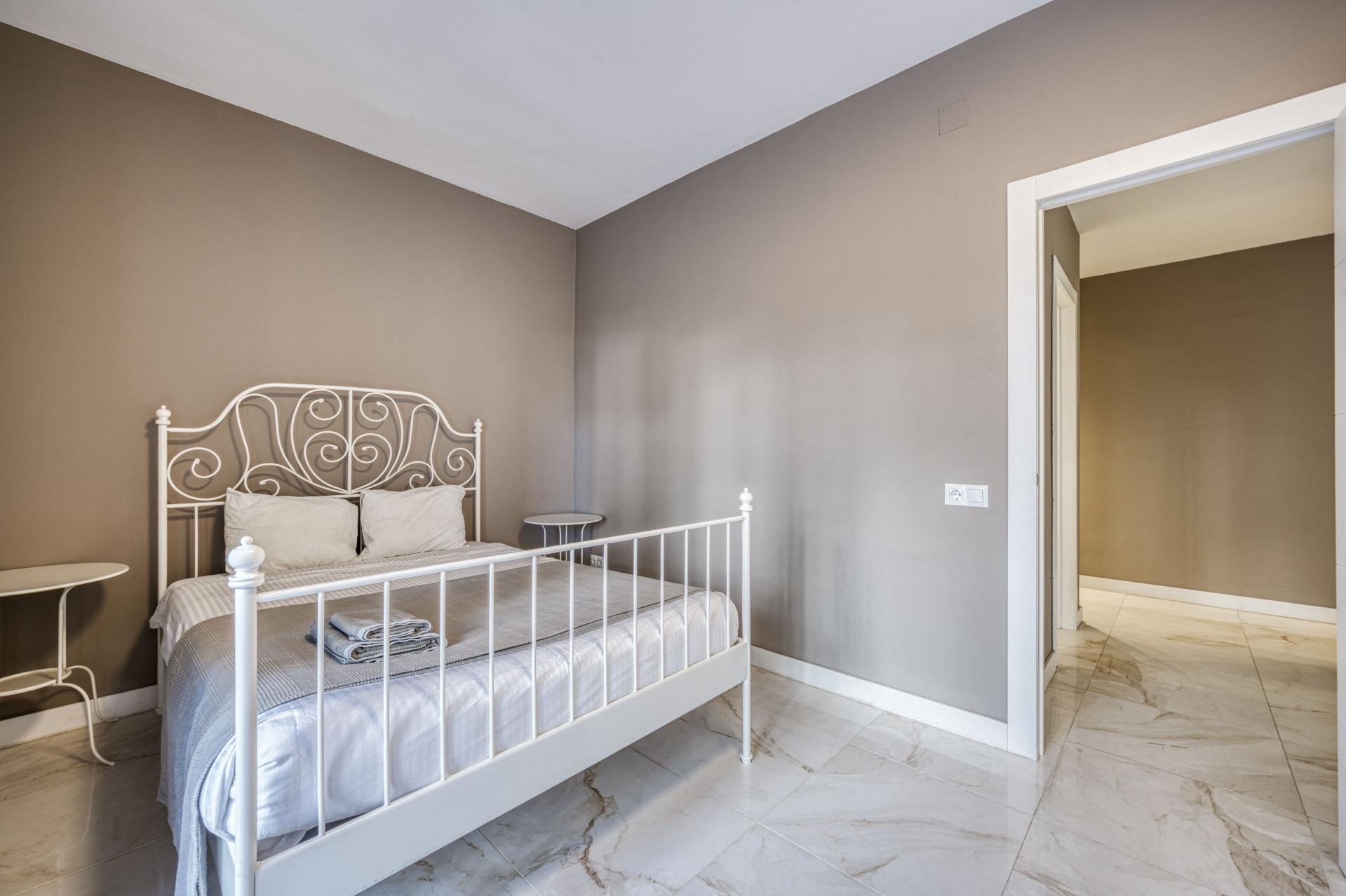 Apartamento renovado en primera línea de playa en Puerto Banús