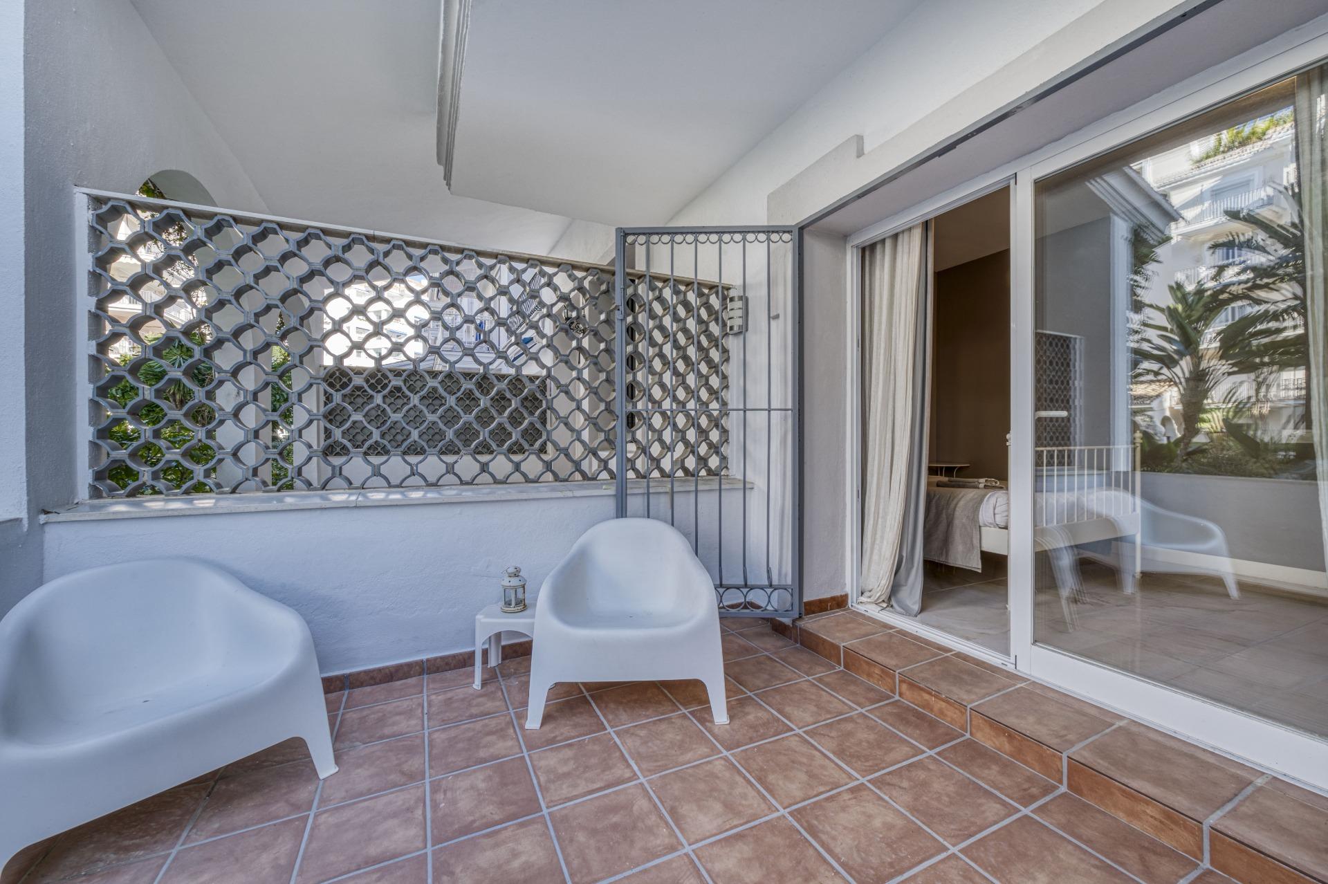 Apartamento renovado en primera línea de playa en Puerto Banús