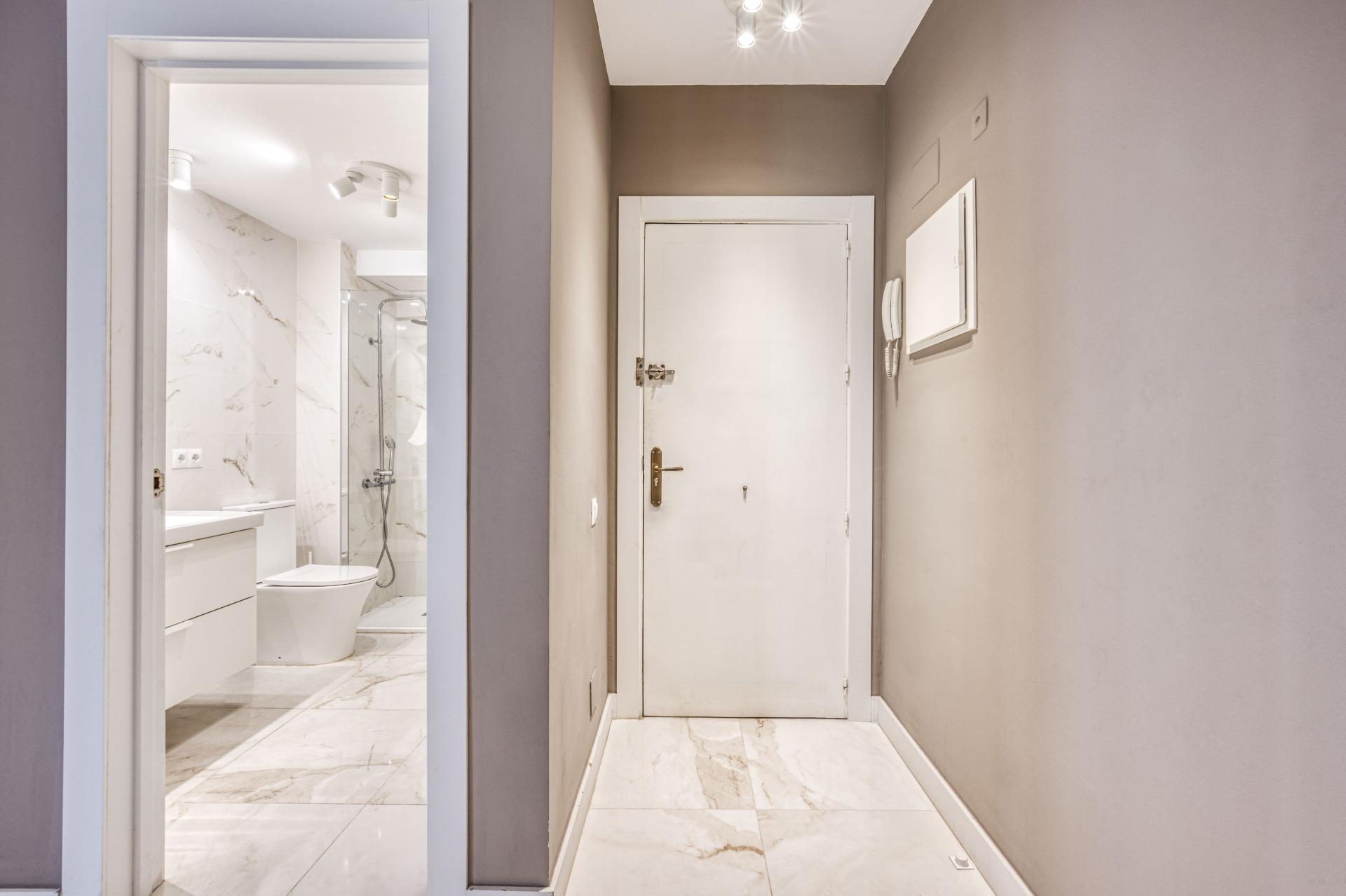 Apartamento renovado en primera línea de playa en Puerto Banús