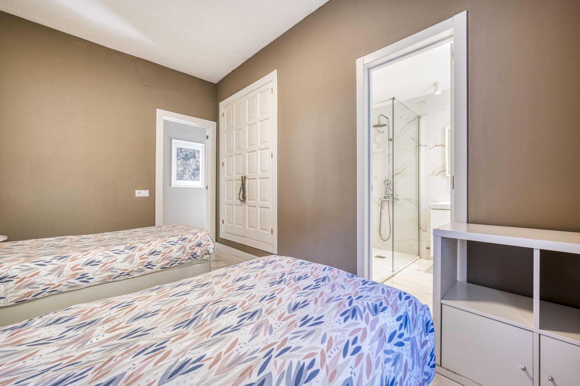 Apartamento renovado en primera línea de playa en Puerto Banús