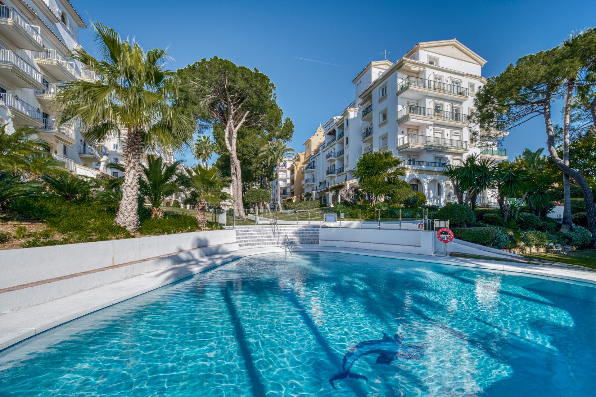 Apartamento renovado en primera línea de playa en Puerto Banús