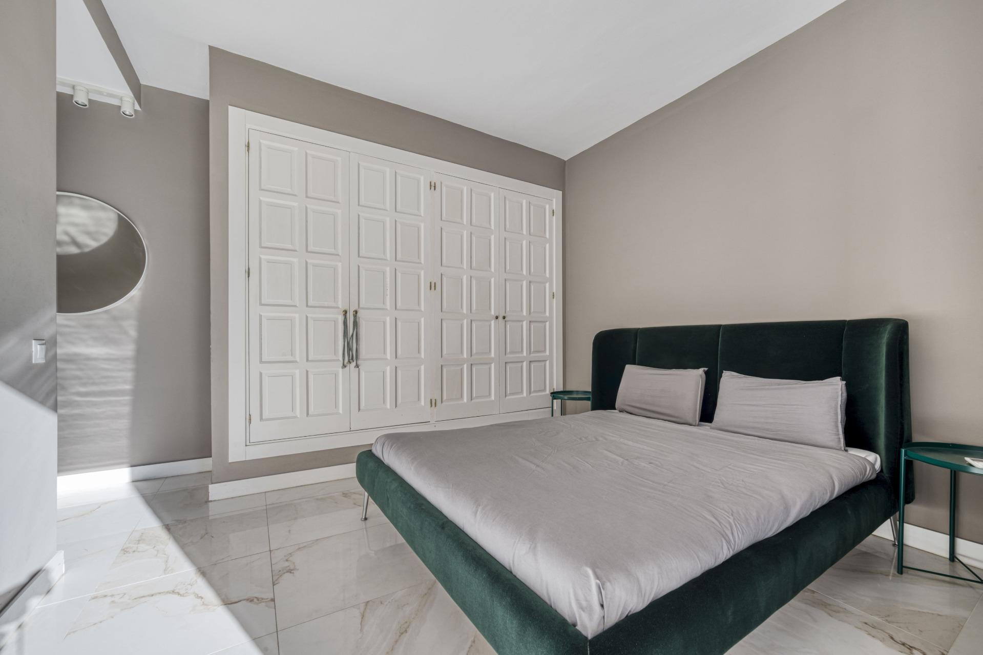 Apartamento renovado en primera línea de playa en Puerto Banús