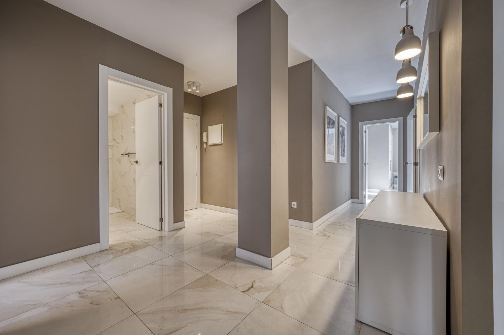 Apartamento renovado en primera línea de playa en Puerto Banús