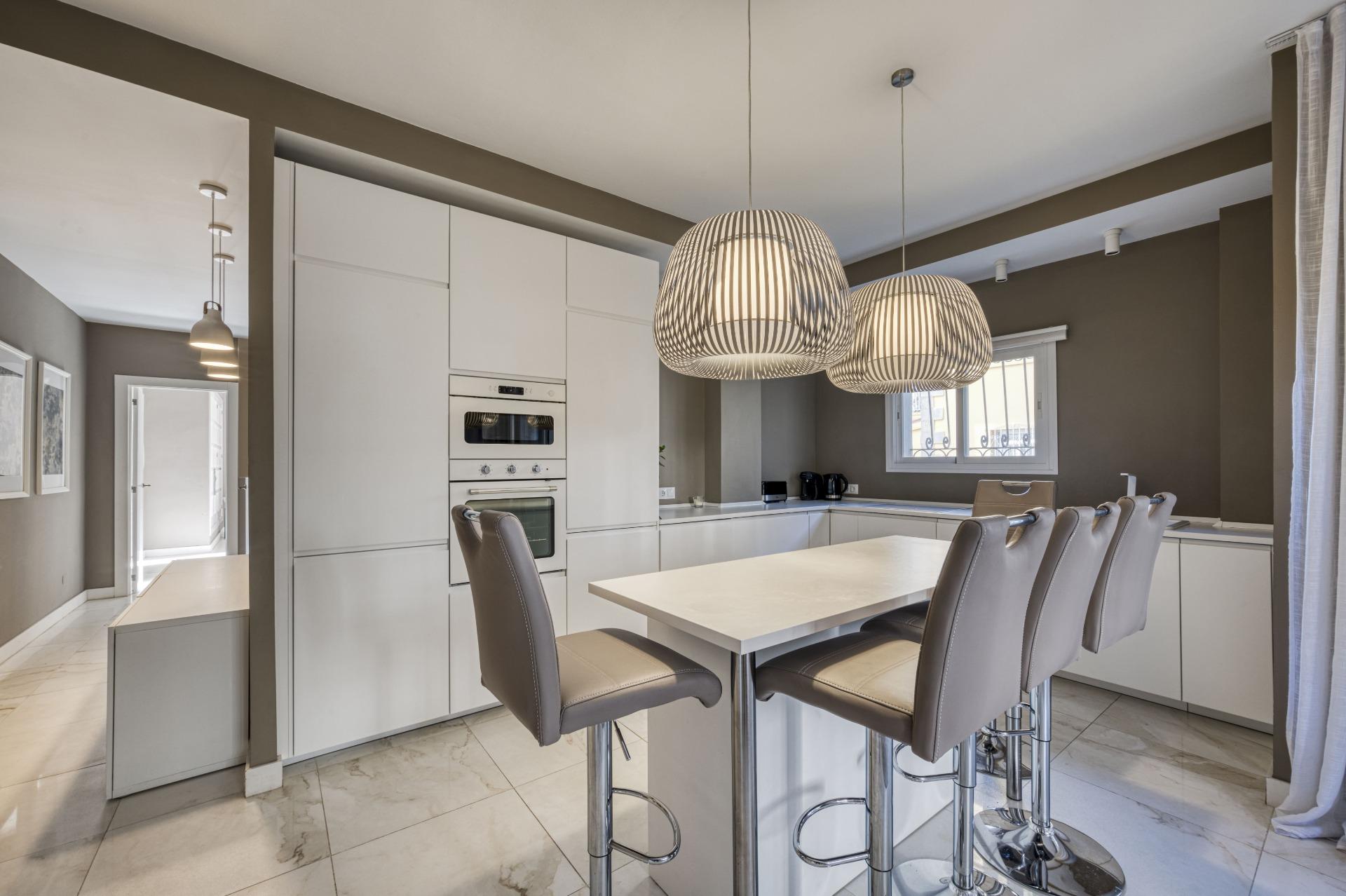 Apartamento renovado en primera línea de playa en Puerto Banús