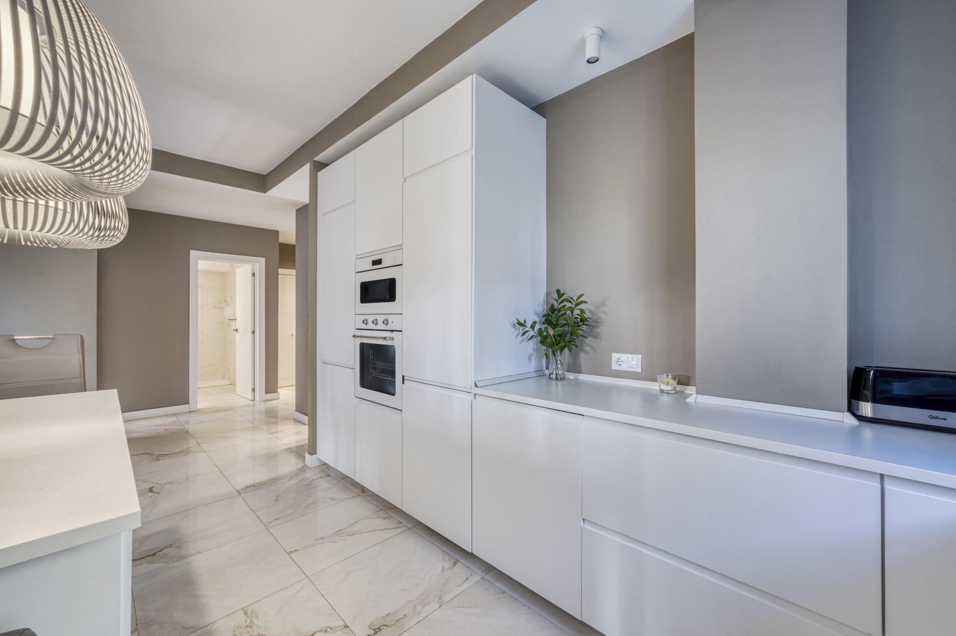 Apartamento renovado en primera línea de playa en Puerto Banús