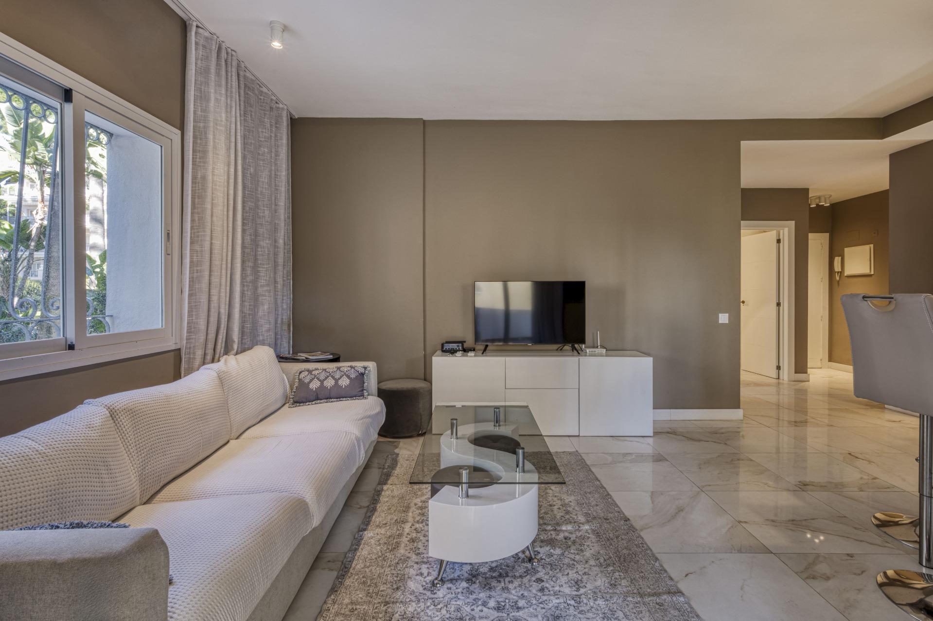Apartamento renovado en primera línea de playa en Puerto Banús