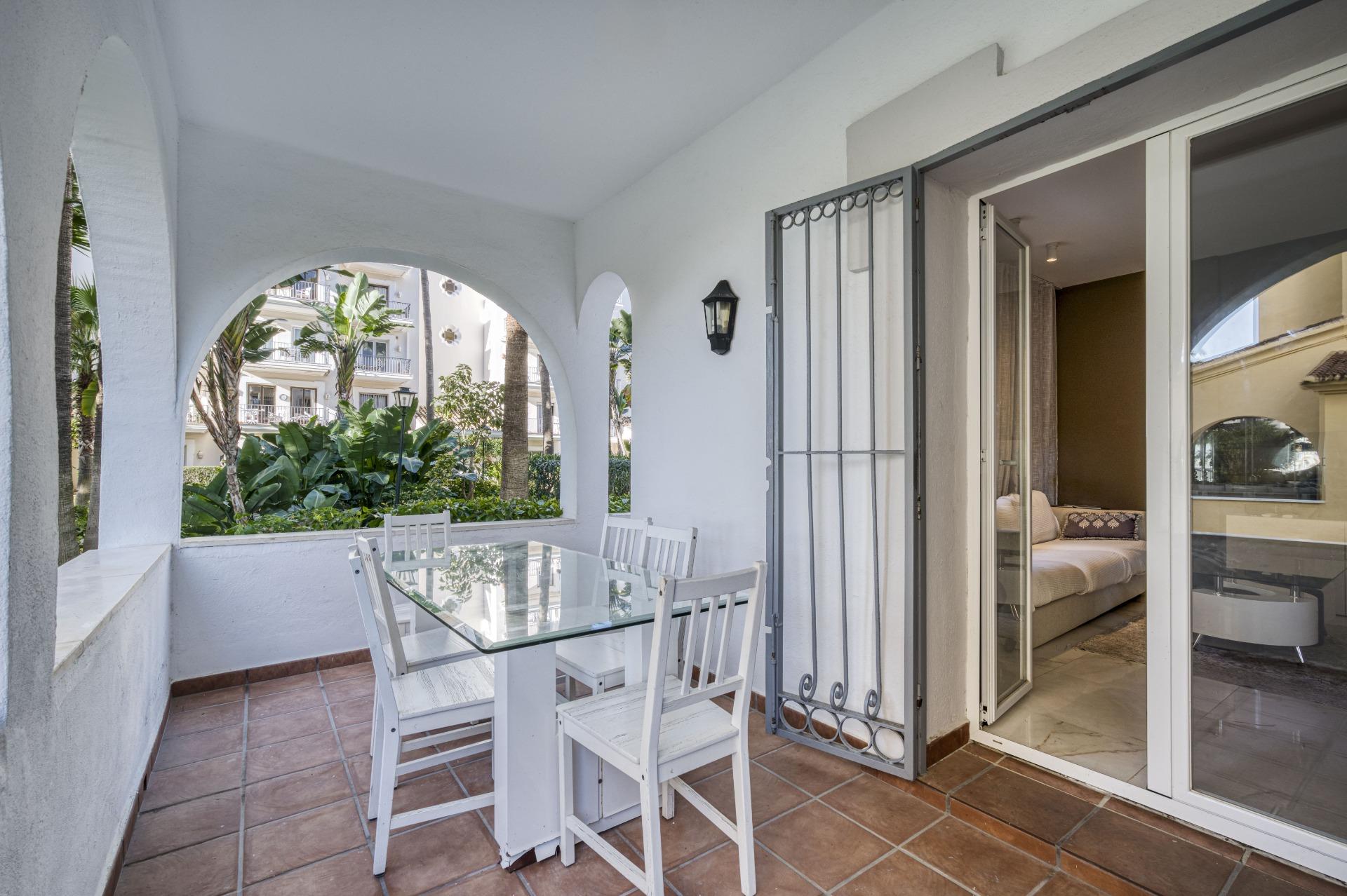 Apartamento renovado en primera línea de playa en Puerto Banús