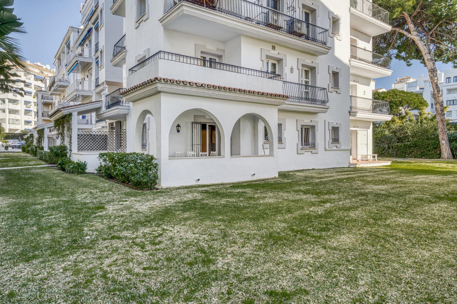 Apartamento renovado en primera línea de playa en Puerto Banús