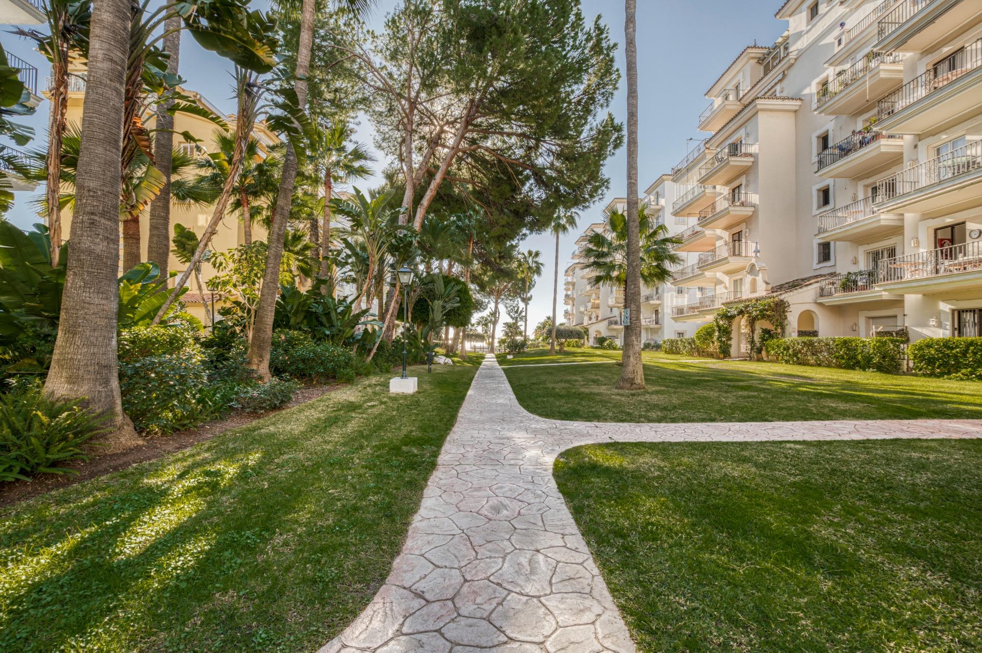Apartamento renovado en primera línea de playa en Puerto Banús