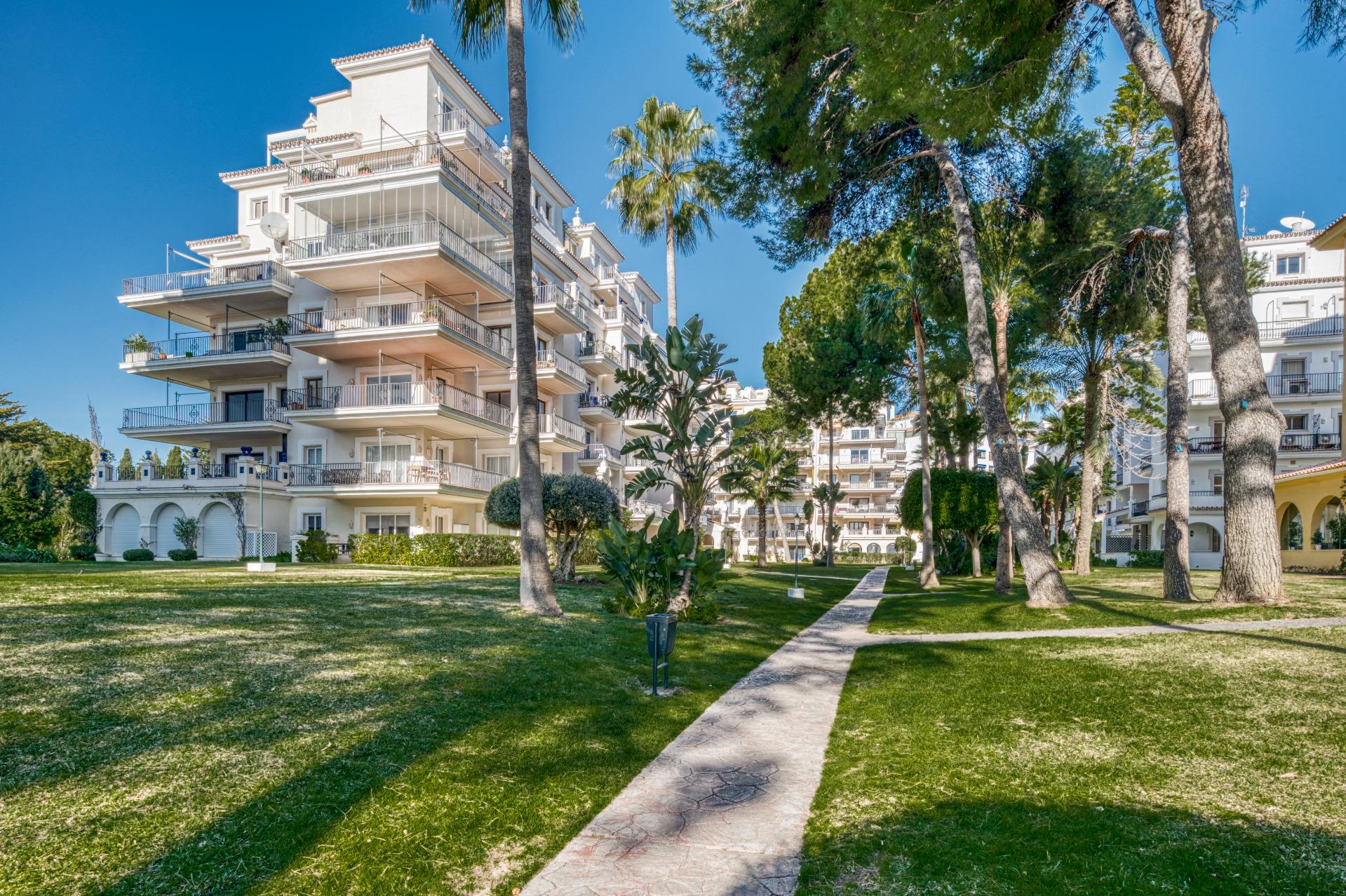 Apartamento renovado en primera línea de playa en Puerto Banús