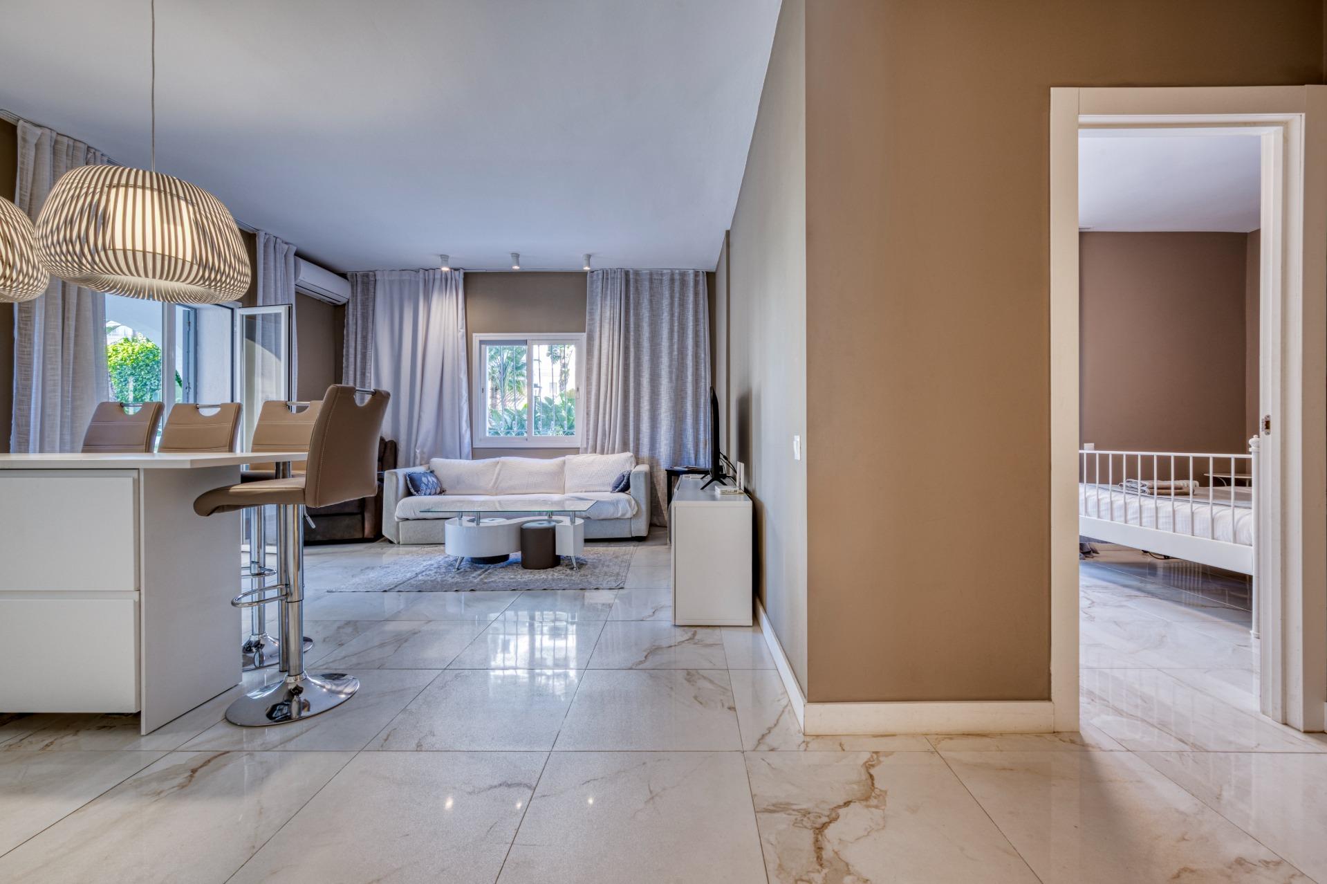 Apartamento renovado en primera línea de playa en Puerto Banús