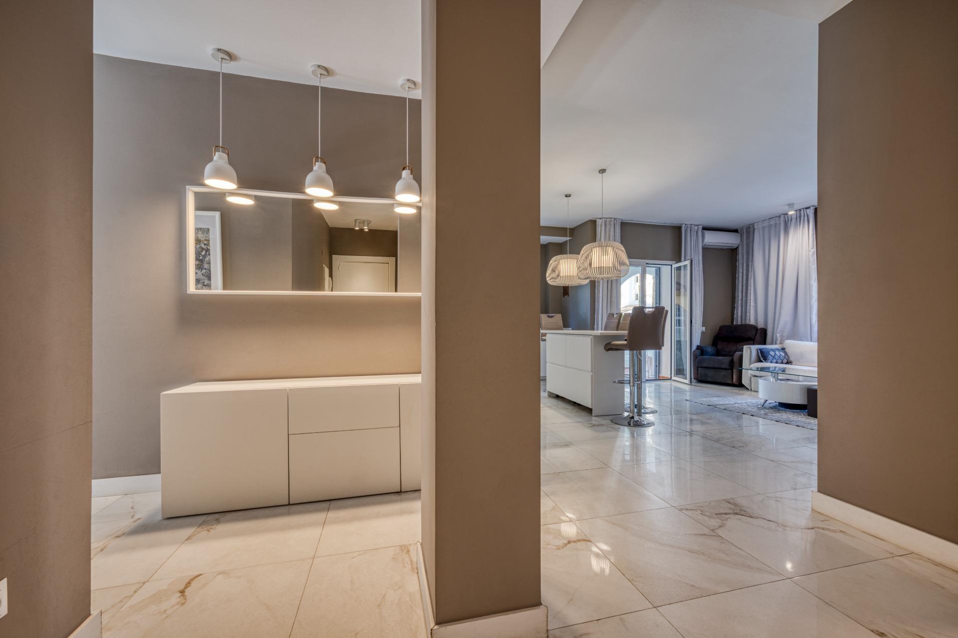 Apartamento renovado en primera línea de playa en Puerto Banús