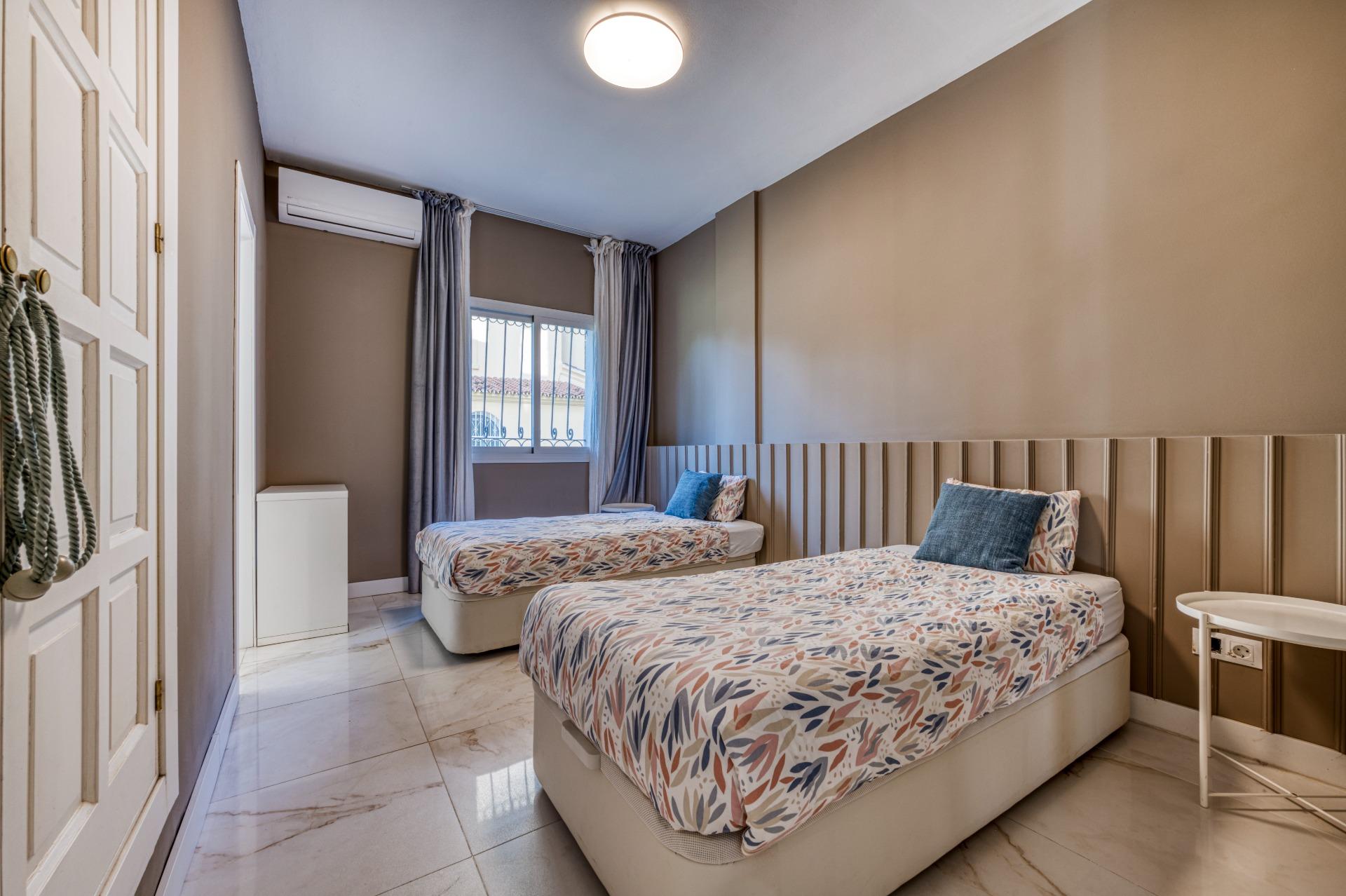 Apartamento renovado en primera línea de playa en Puerto Banús