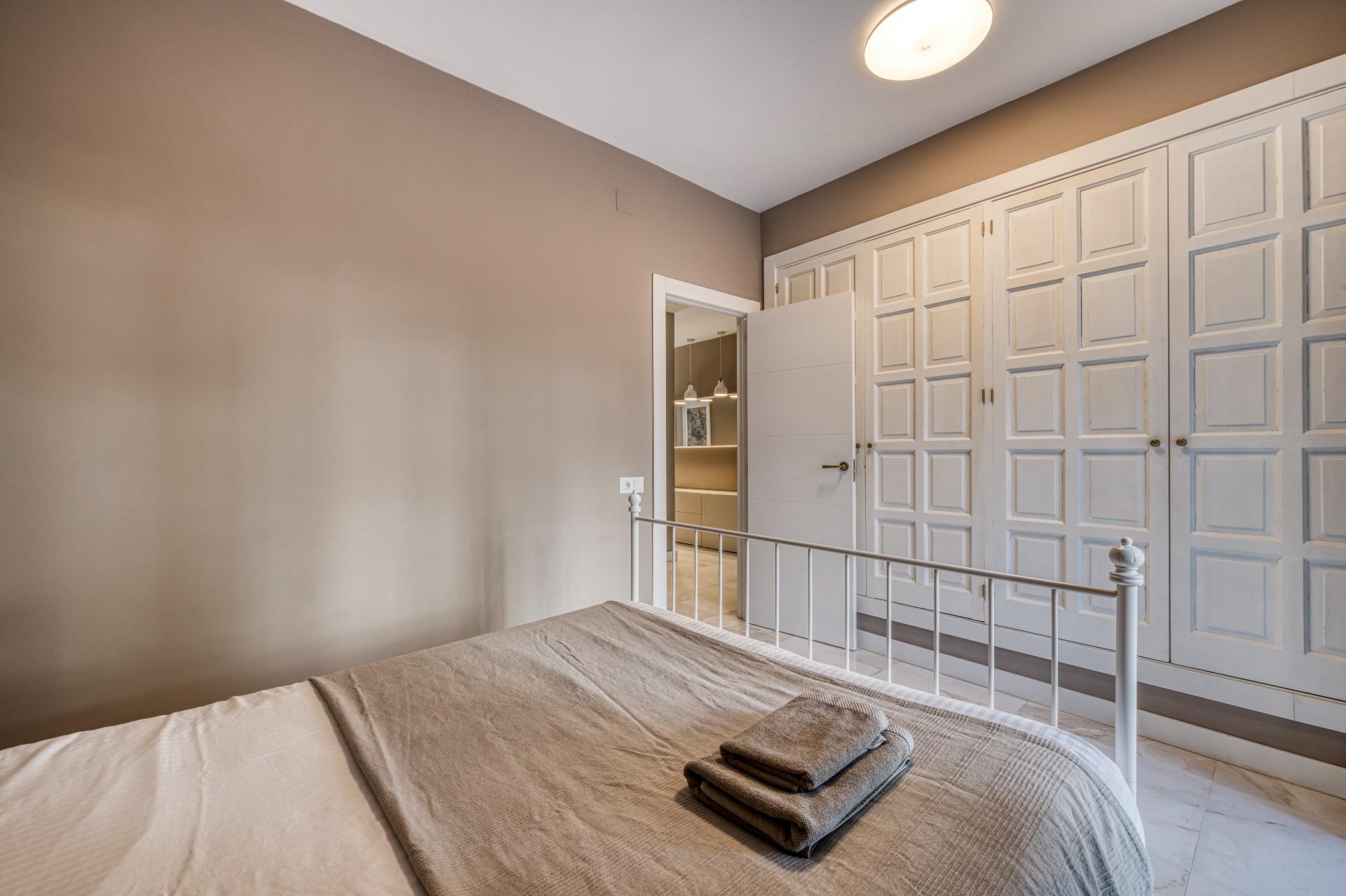 Apartamento renovado en primera línea de playa en Puerto Banús