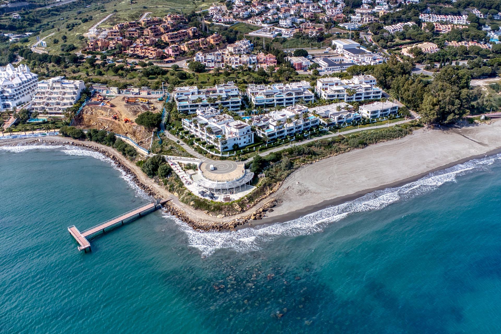 Apartamento en primera línea de playa con vistas al mar en la Nueva Milla de Oro