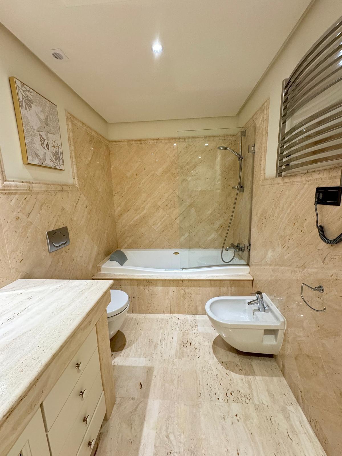 Apartamento en primera línea de playa con vistas al mar en la Nueva Milla de Oro