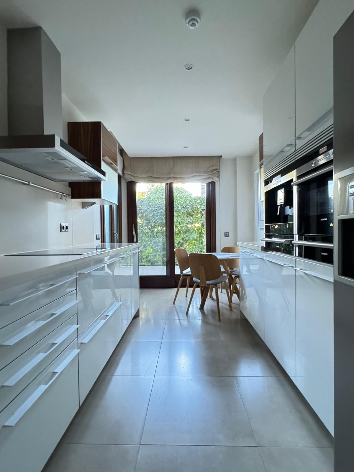 Apartamento en primera línea de playa con vistas al mar en la Nueva Milla de Oro