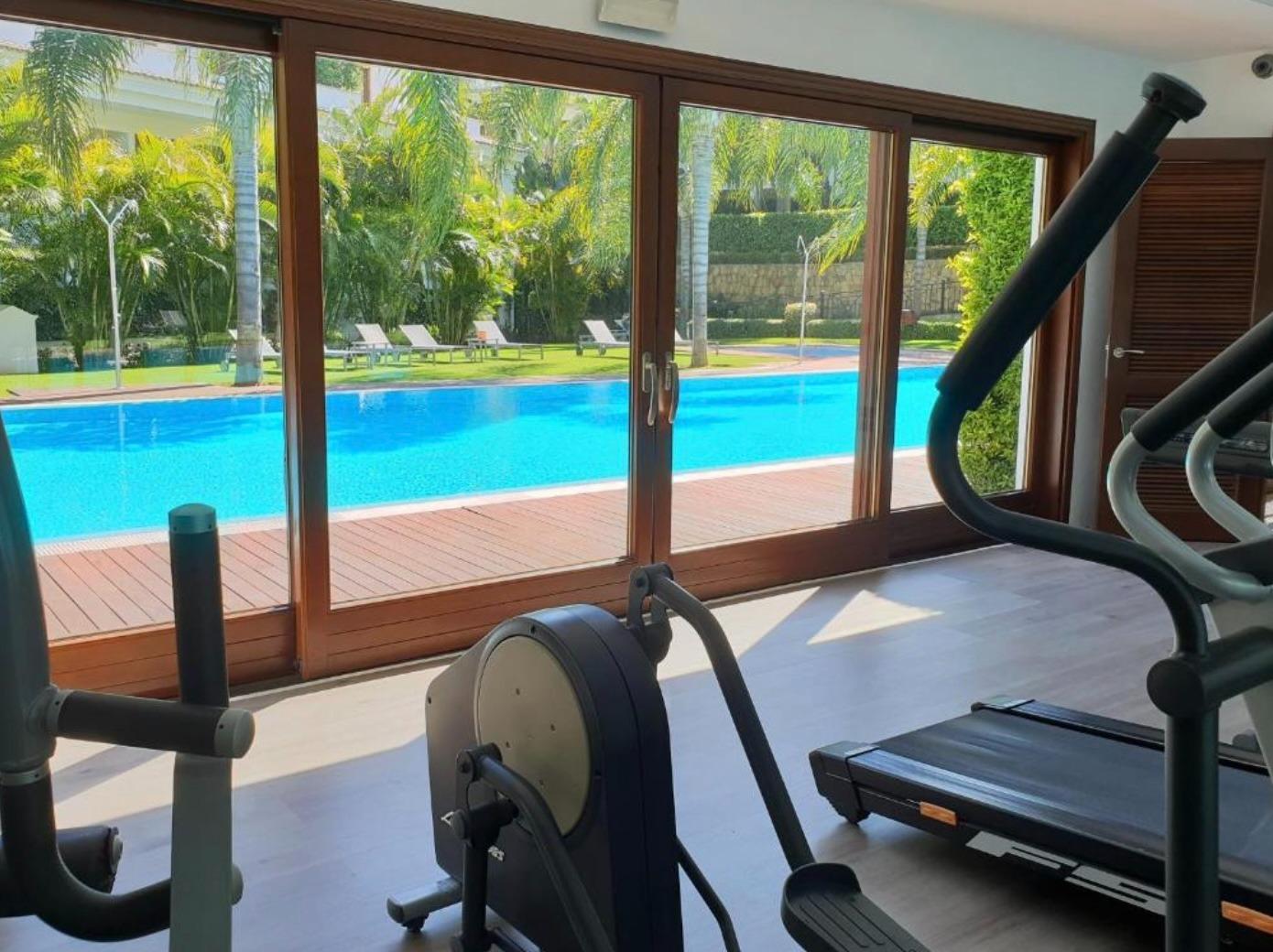 Apartamento en primera línea de playa con vistas al mar en la Nueva Milla de Oro