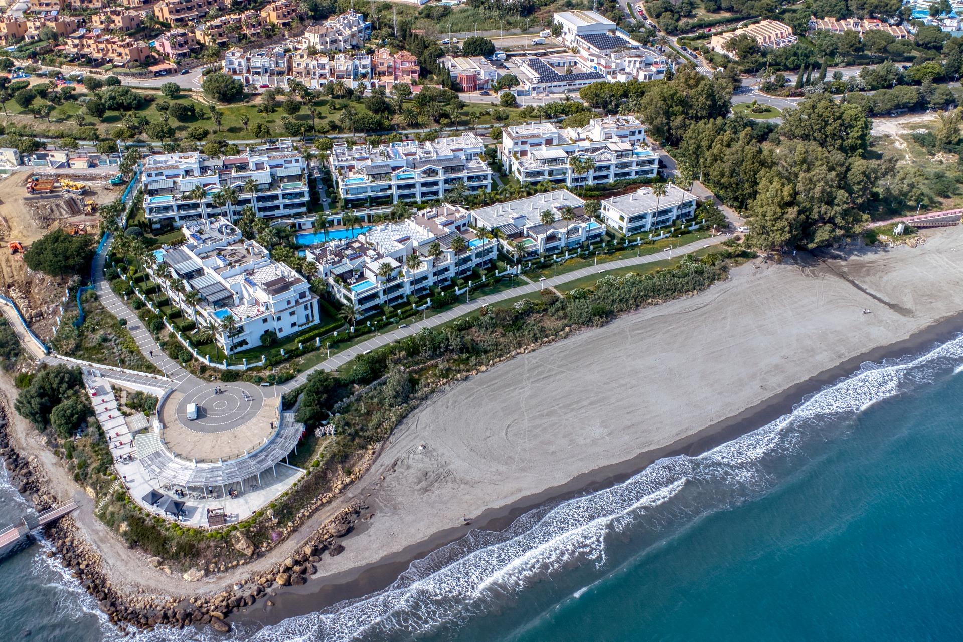 Apartamento en primera línea de playa con vistas al mar en la Nueva Milla de Oro