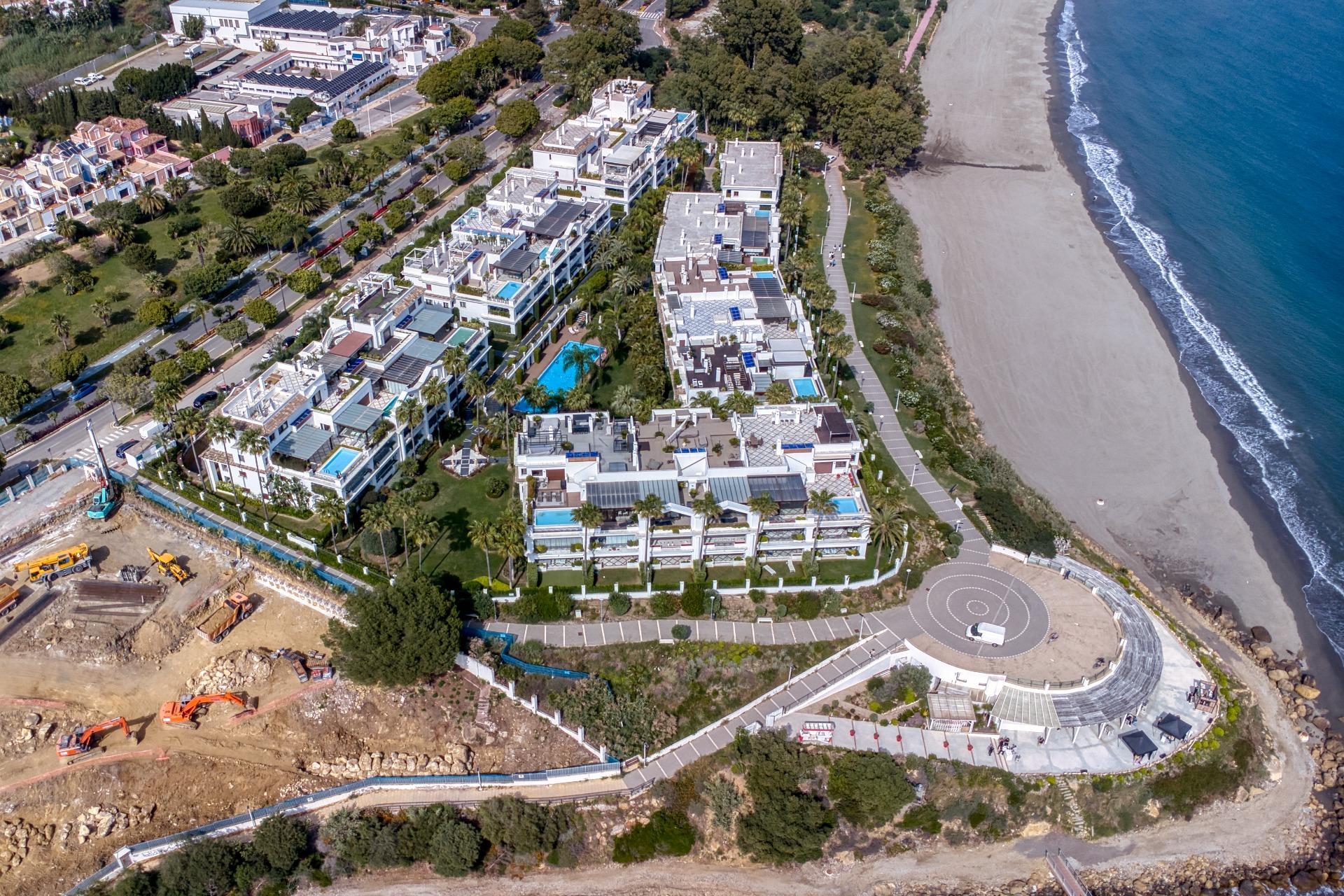 Apartamento en primera línea de playa con vistas al mar en la Nueva Milla de Oro