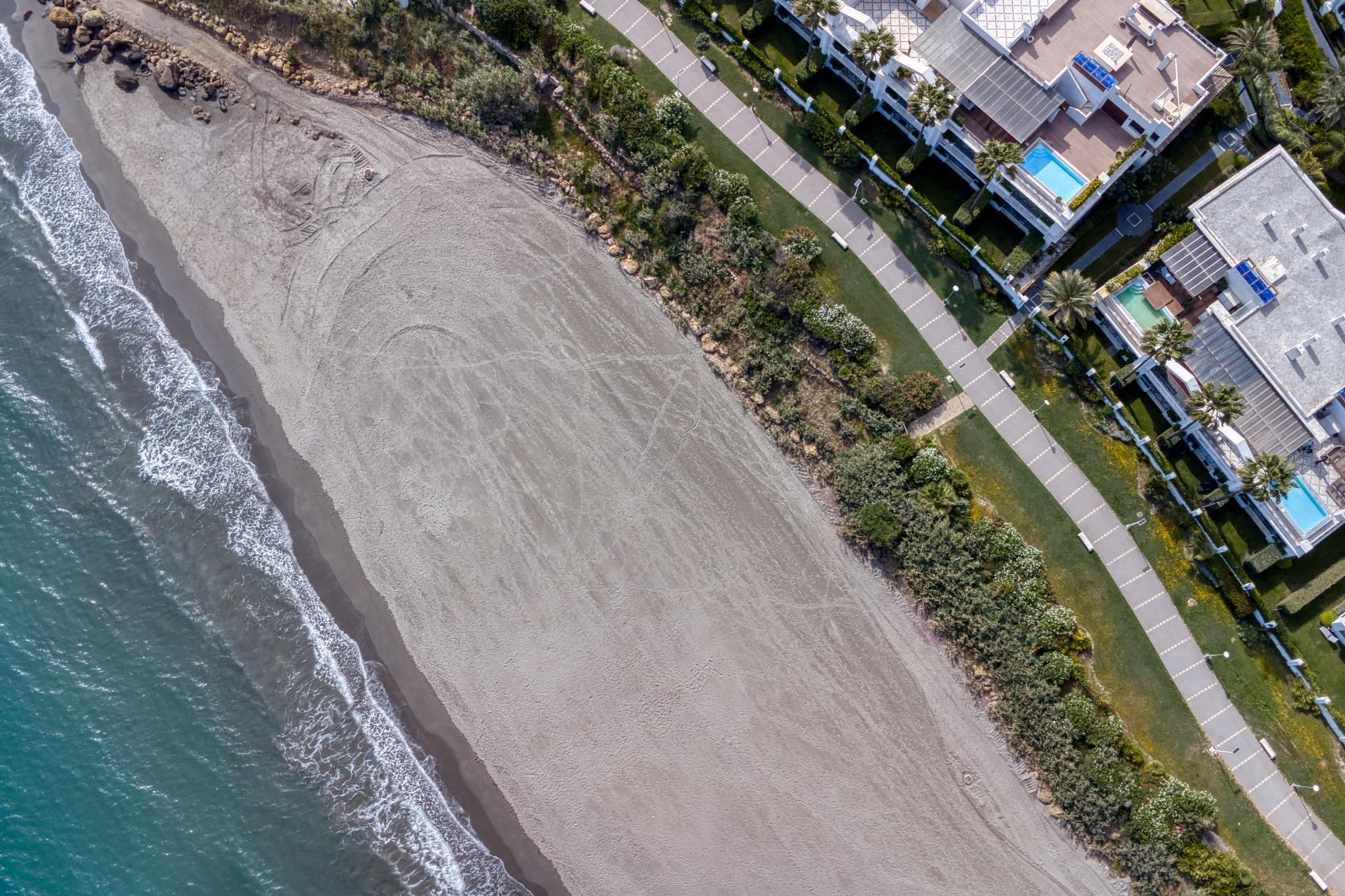 Apartamento en primera línea de playa con vistas al mar en la Nueva Milla de Oro