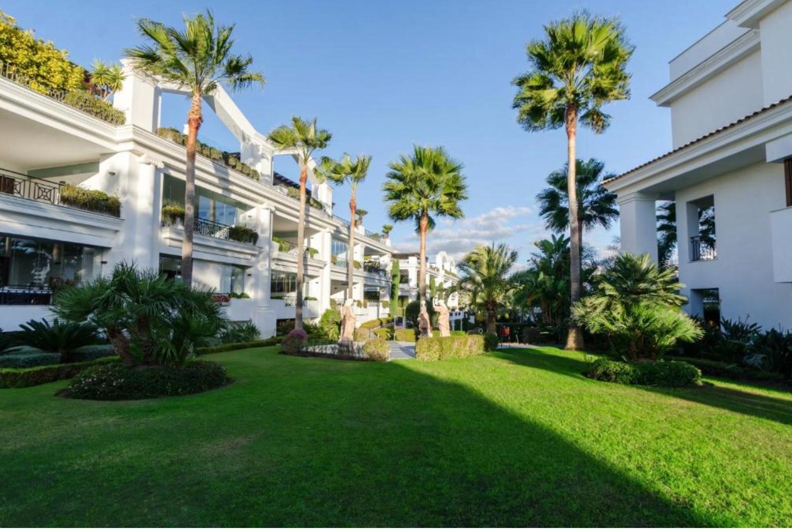Apartamento en primera línea de playa con vistas al mar en la Nueva Milla de Oro