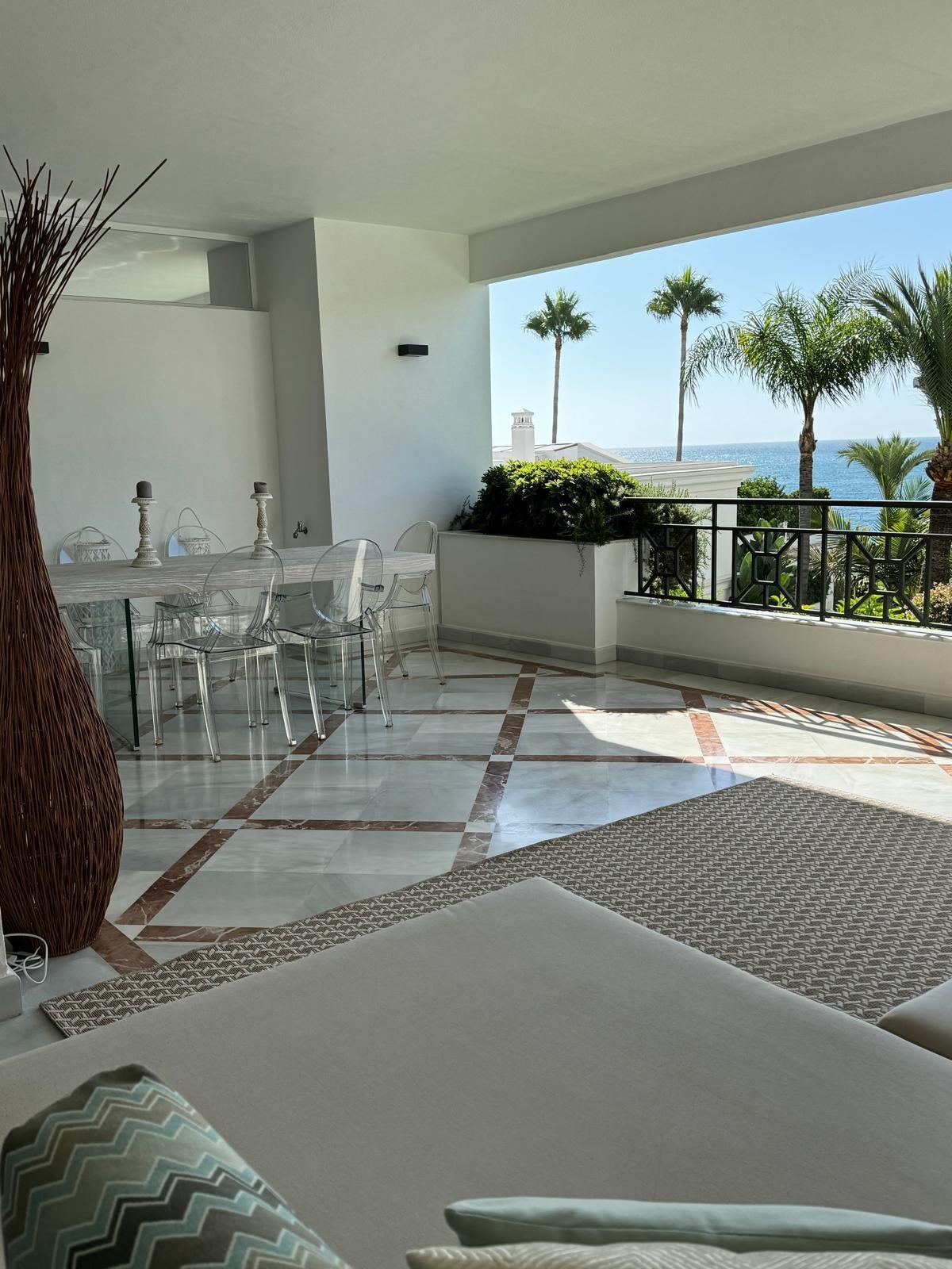 Apartamento en primera línea de playa con vistas al mar en la Nueva Milla de Oro
