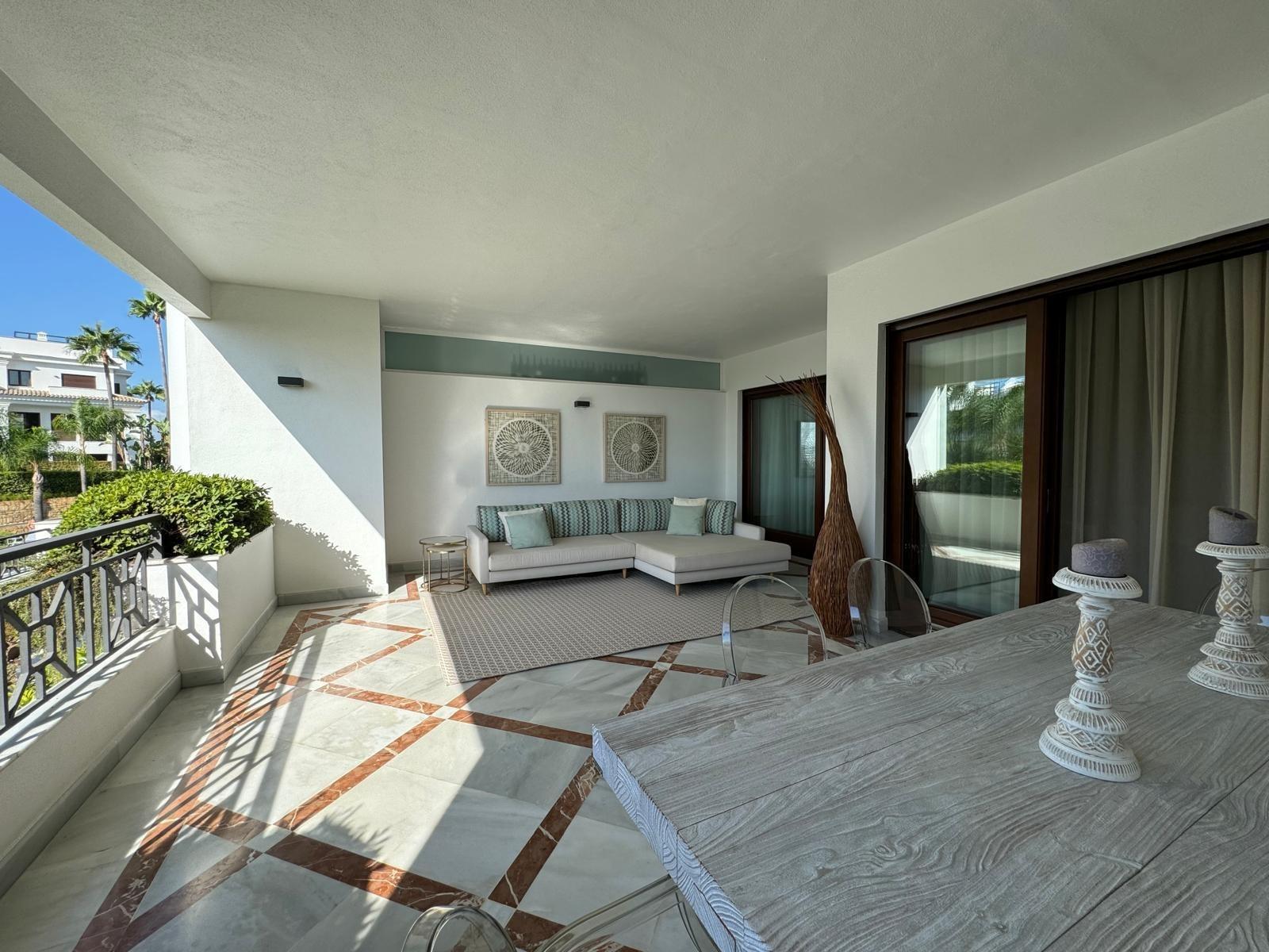 Apartamento en primera línea de playa con vistas al mar en la Nueva Milla de Oro