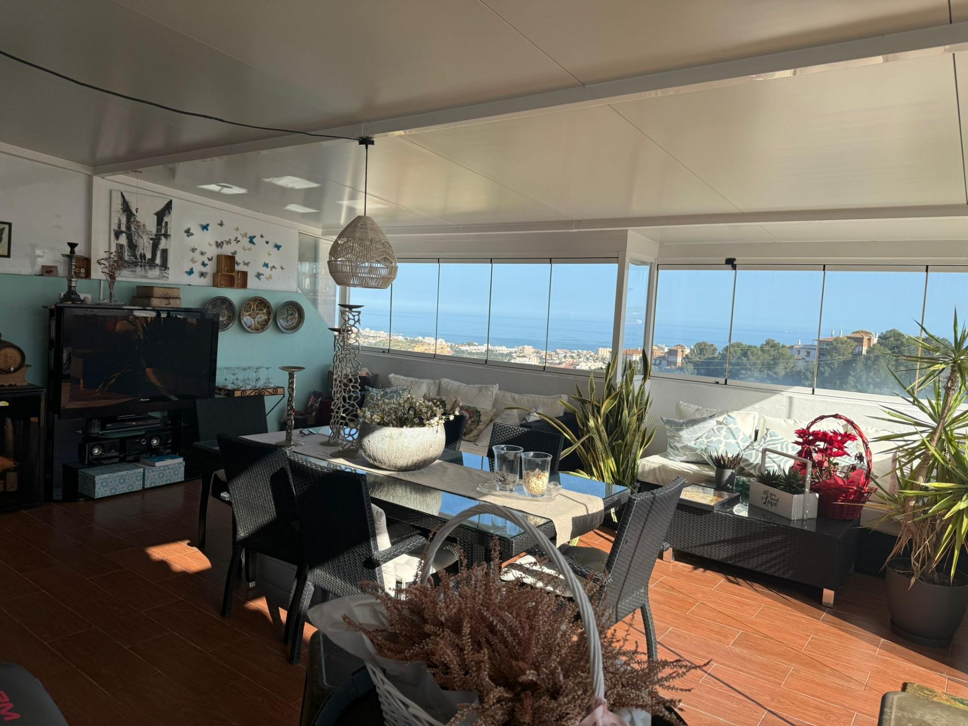 Ático exclusivo con amplia terraza y vistas al mar en Benalmádena